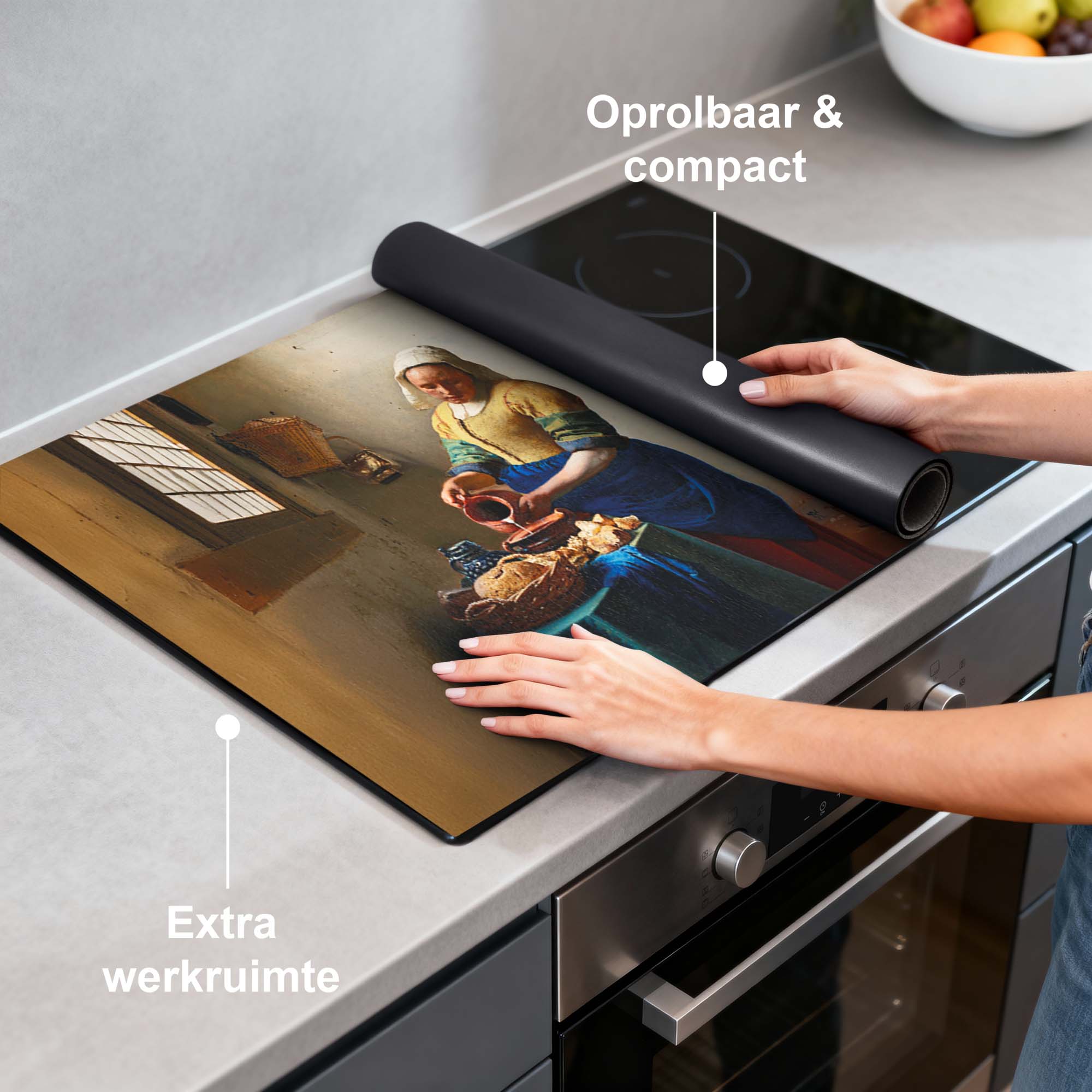 Küche mit Milkmaid- Herdabdeckplatte für zusätzliche Arbeitsfläche und kompakte Aufbewahrung, inspiriert von niederländischer Meisterkunst.