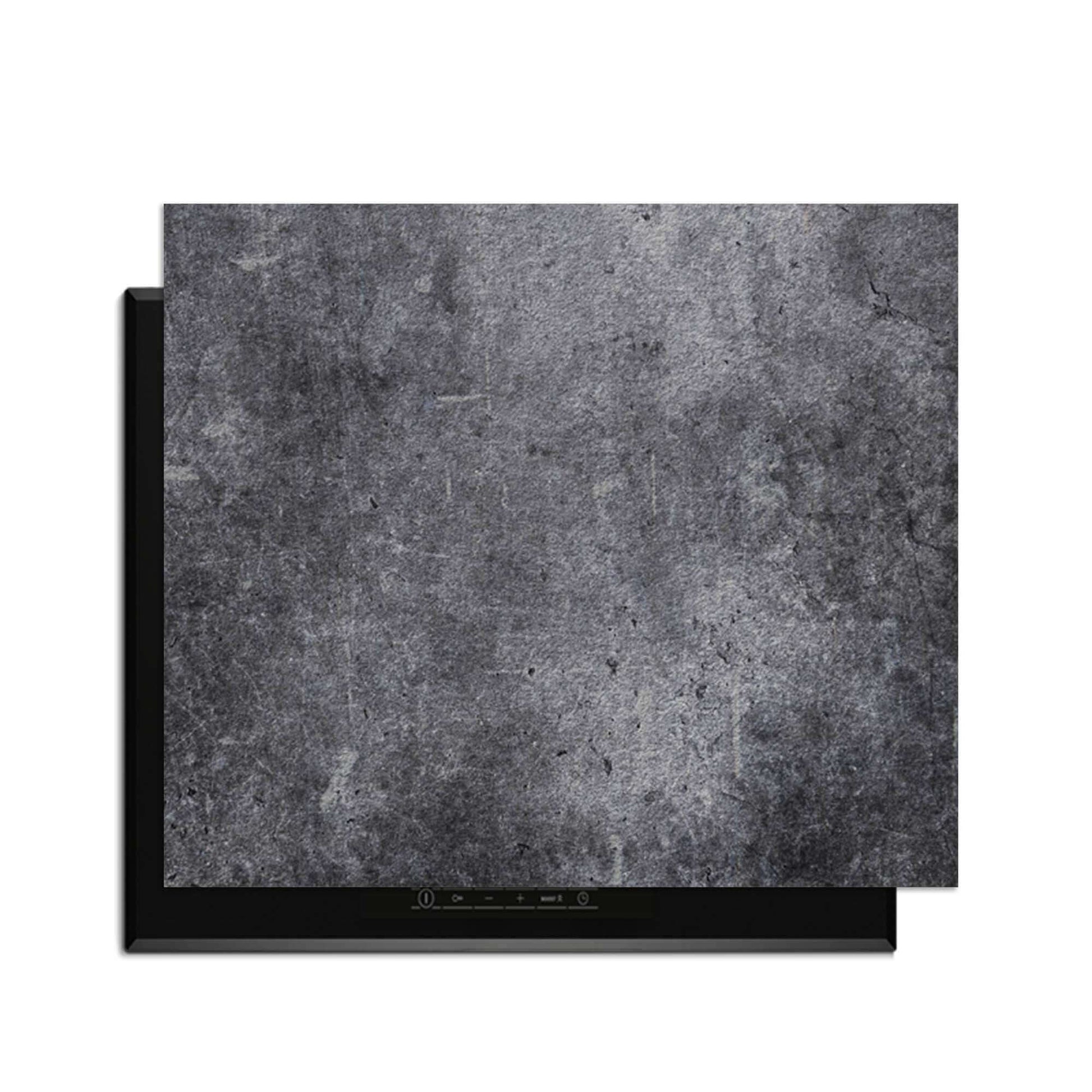 Midnight Concrete - Herdabdeckplatte auf einem modernen Induktionskochfeld, industrielles Design.