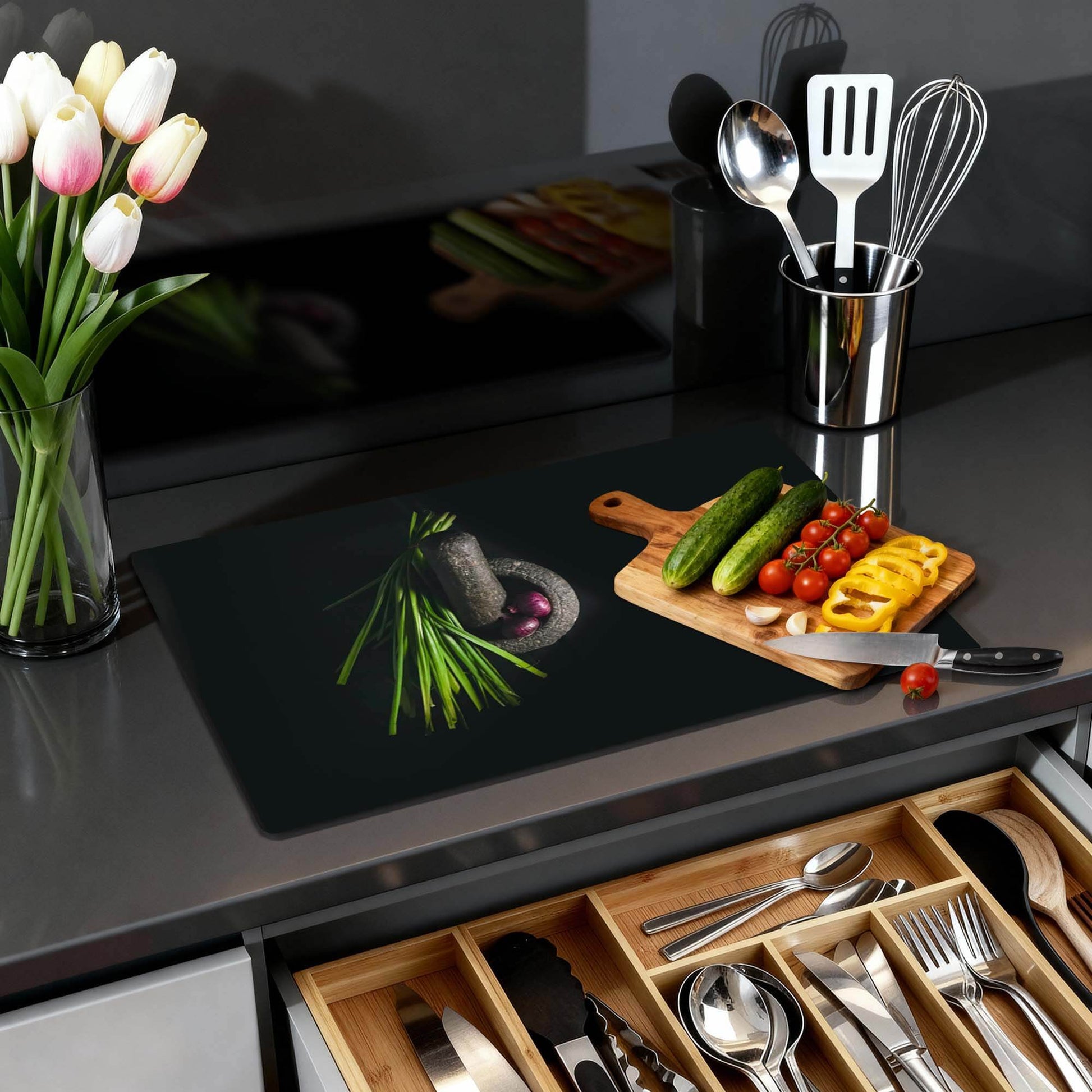 Midnight Herb - Herdabdeckplatte mit frischem Gemüse auf einer schwarzen Arbeitsplatte.