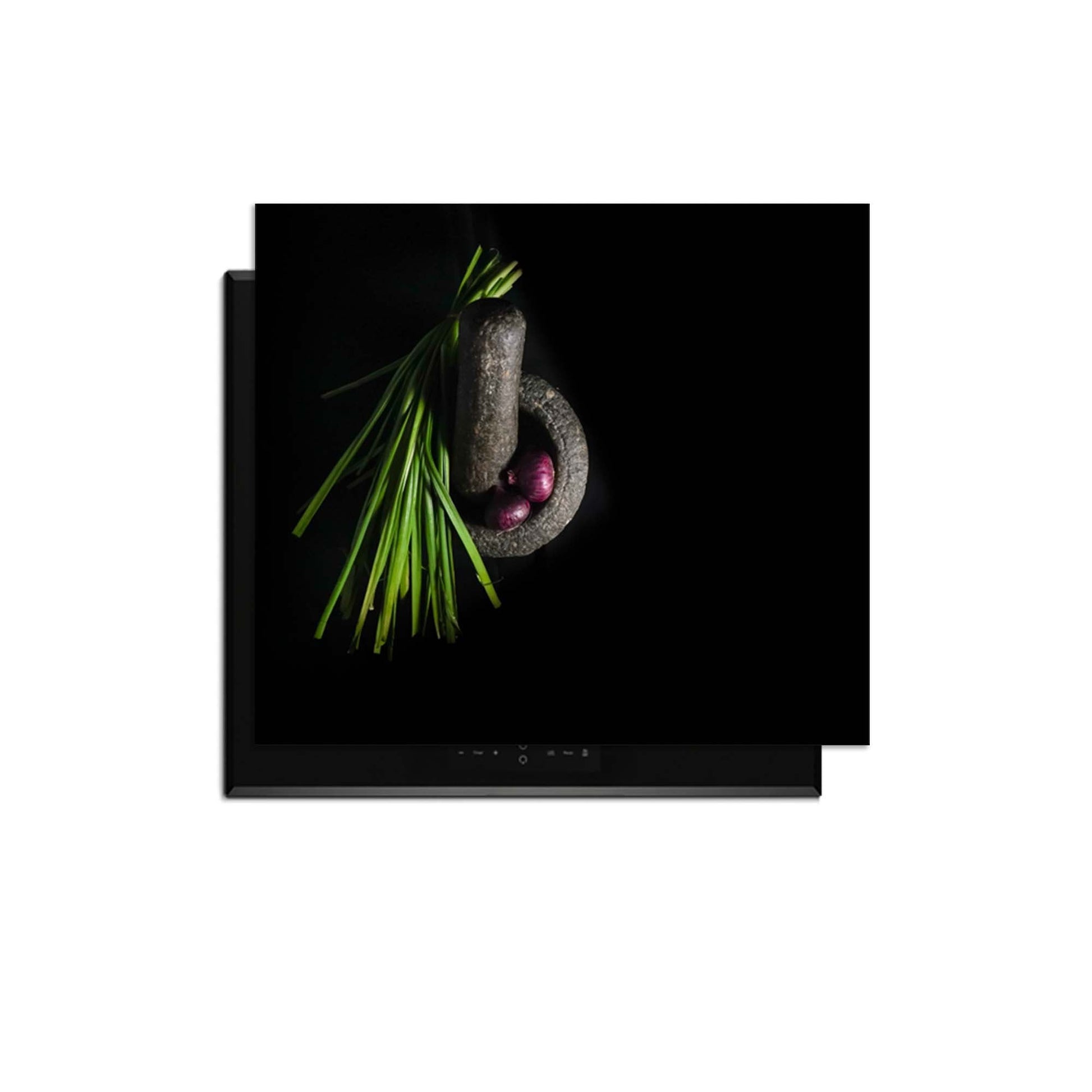 Midnight Herb - Herdabdeckplatte mit dekorativen Kräutern und einem Steinmörser auf einem schwarzen Induktionskochfeld.