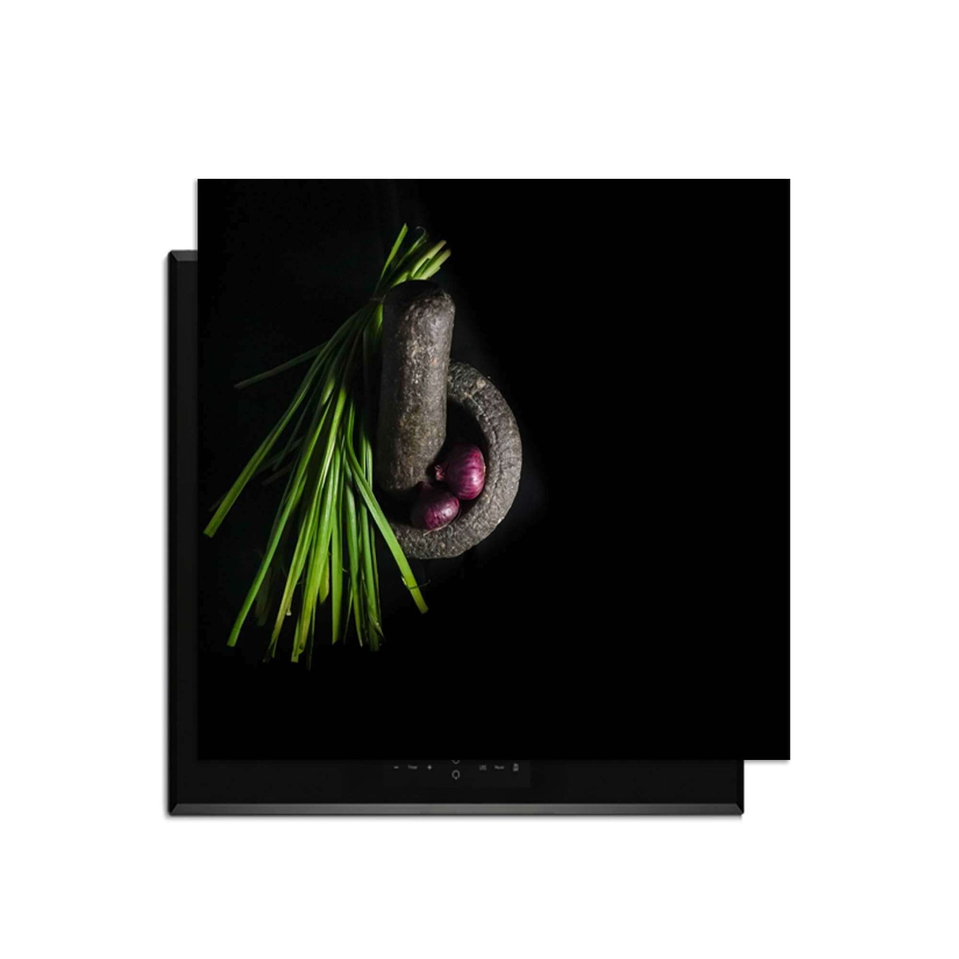 Midnight Herb - Herdabdeckplatte mit frischen Kräutern und Zutaten auf einem Induktionskochfeld.