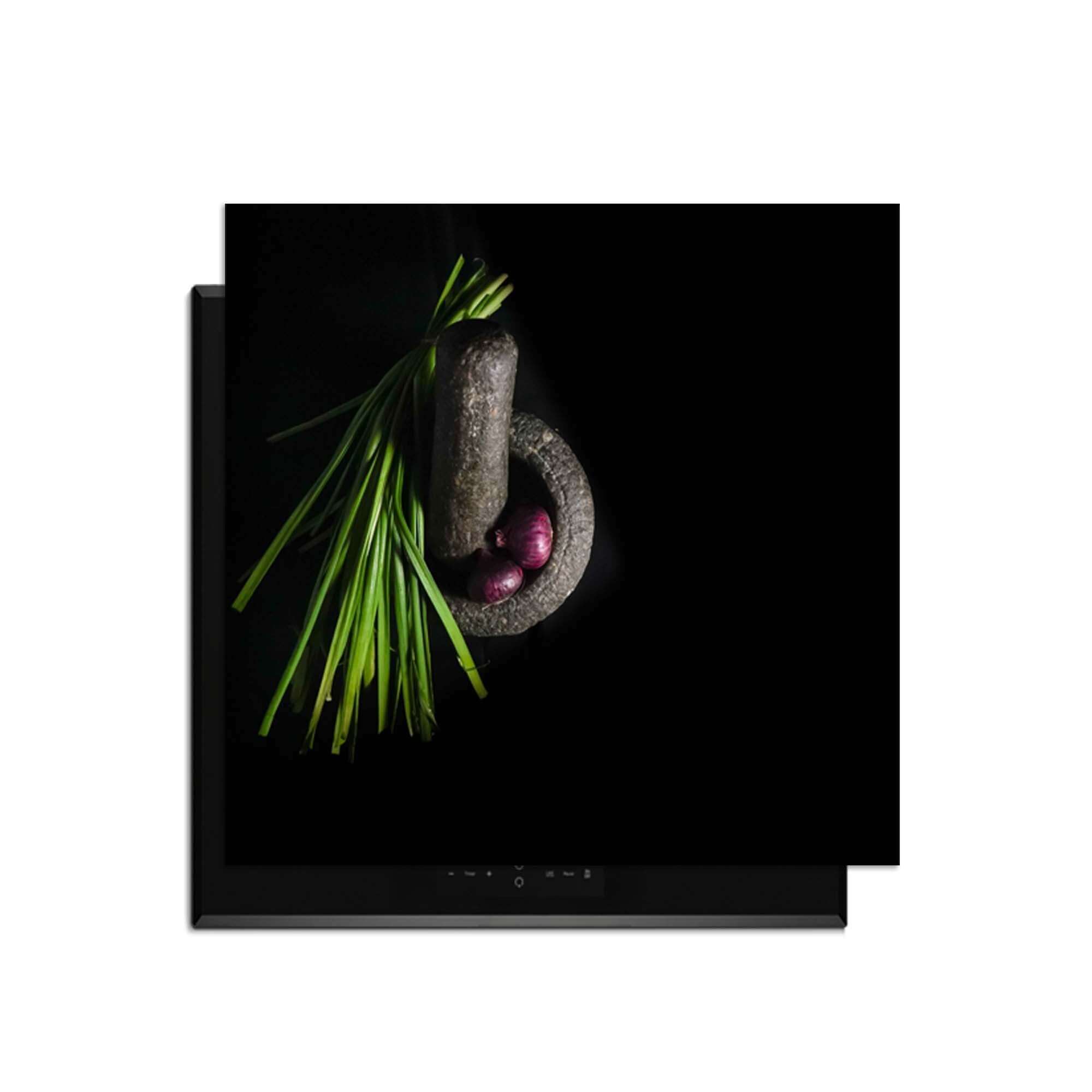 Midnight Herb - Herdabdeckplatte mit frischen Kräutern und Zutaten auf einem Induktionskochfeld.