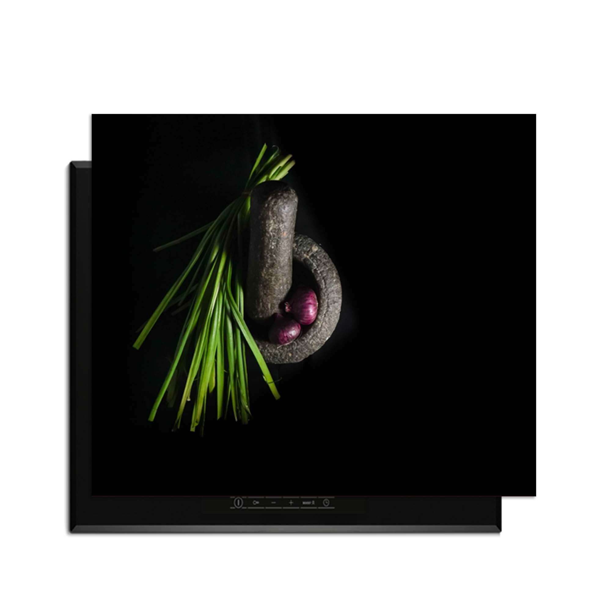 Midnight Herb - Herdabdeckplatte über einem Steinmörser mit Gemüse.