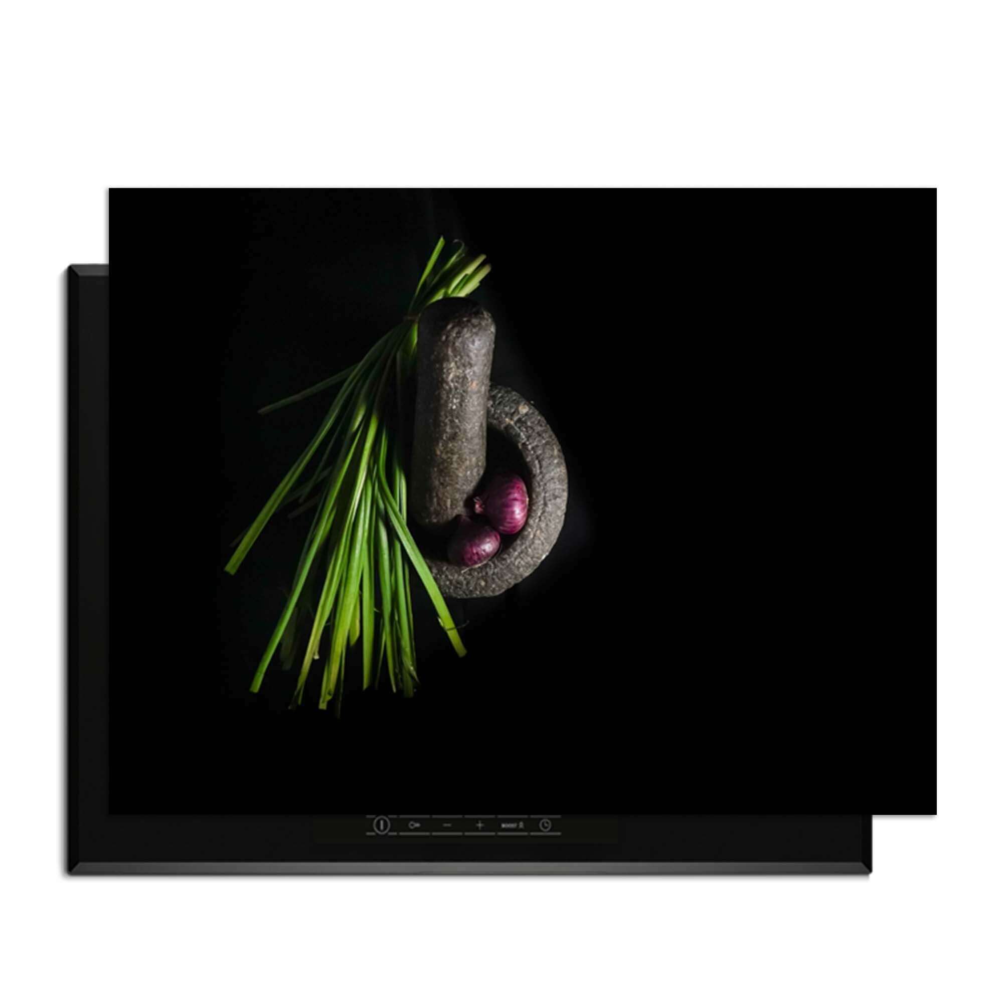 Midnight Herb - Herdabdeckplatte auf einem Induktionskochfeld mit frischen Kräutern und einem Mörser.