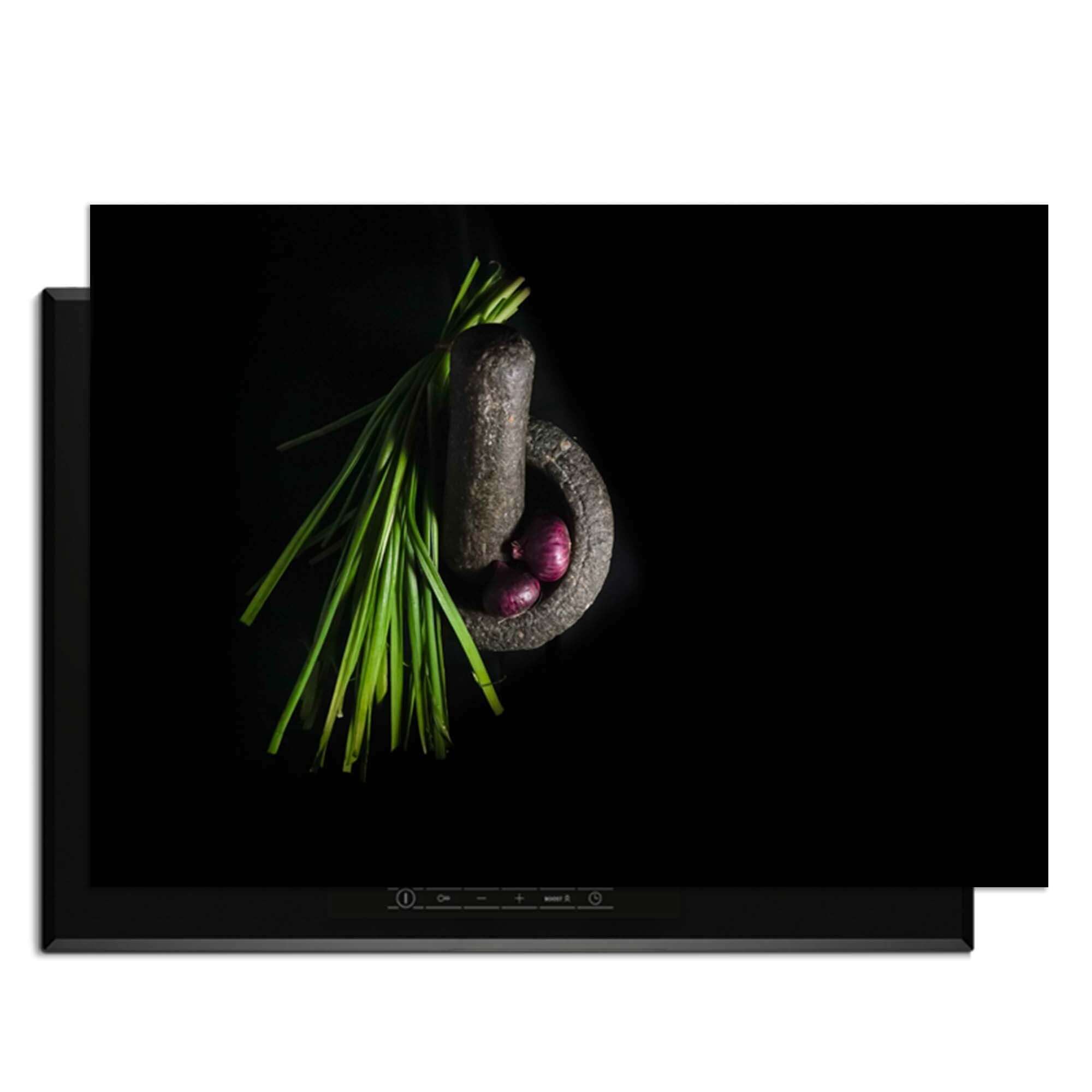 Midnight Herb - Herdabdeckplatte mit grünen Kräutern und einem Steinmörser auf einem Induktionskochfeld.