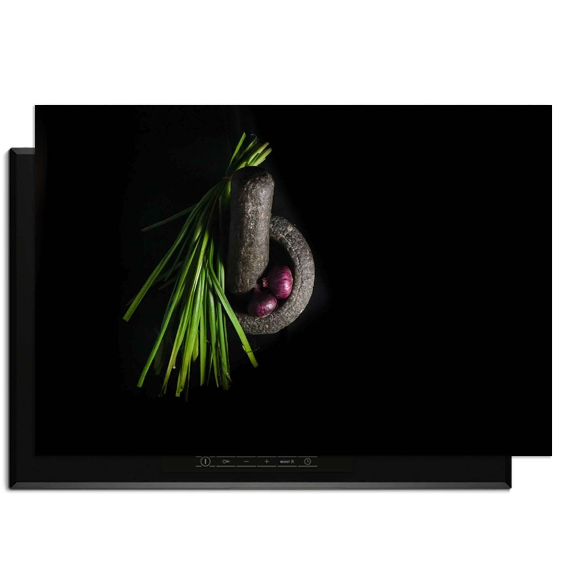 Midnight Herb - Herdabdeckplatte mit Schnittlauch und einem Mörser auf schwarzem Hintergrund.