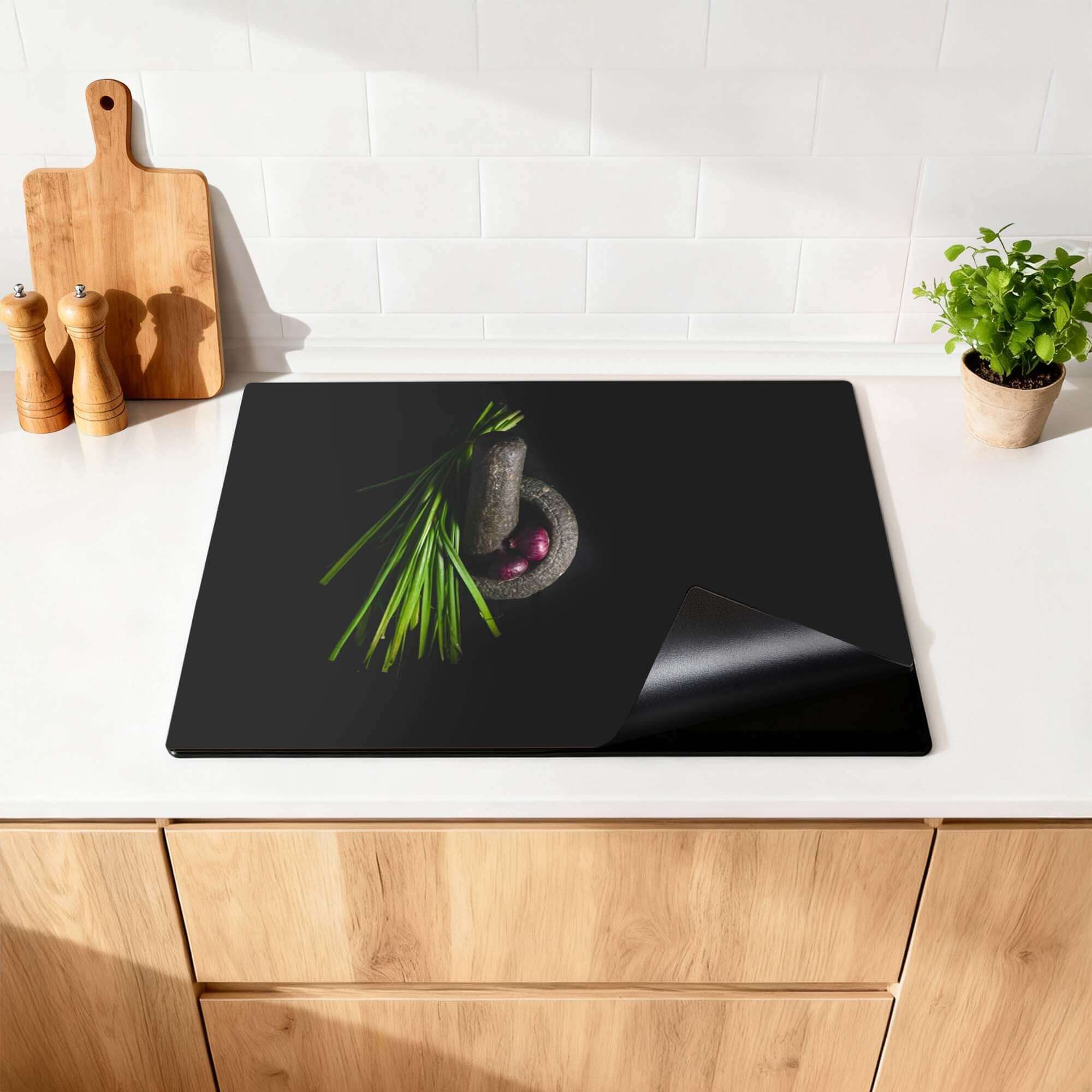 Midnight Herb - Herdabdeckplatte auf einer Küchenarbeitsplatte mit Gewürzen und einem Mörser.