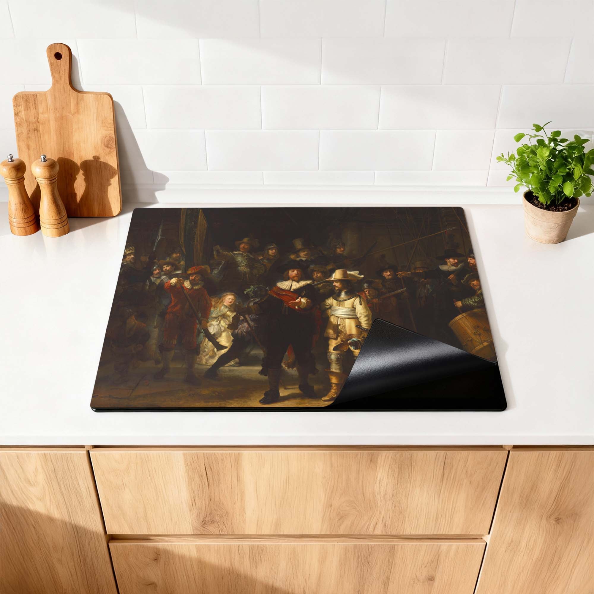 Night Watch Herdabdeckplatte auf der Küchenarbeitsplatte mit historischem Meisterwerk, schützt das Induktionskochfeld und verleiht ihm klassische Grandezza.