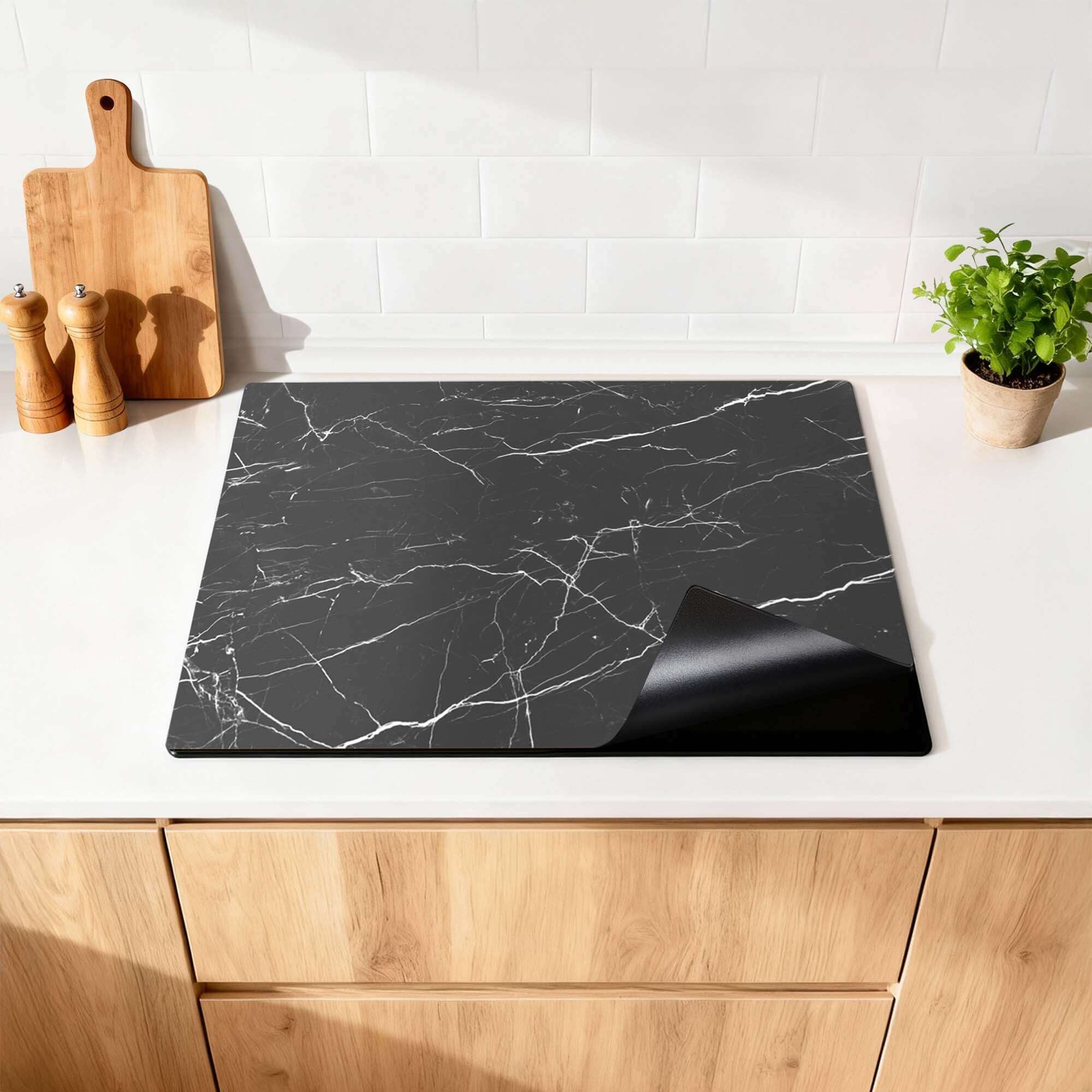 Obsidian Marmor - Herdabdeckplatte auf einer Küchenoberfläche, bietet Schutz und Stil.