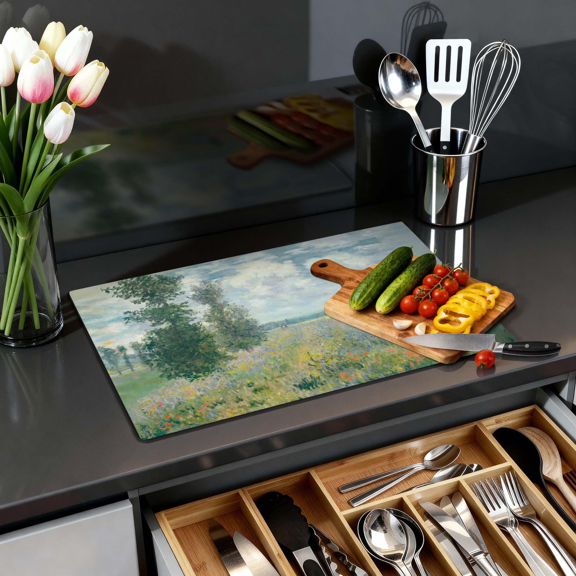 Mohnfeld - Herdabdeckplatte mit farbenfrohem Blumendesign in der Küche, neben Gemüse und Utensilien.