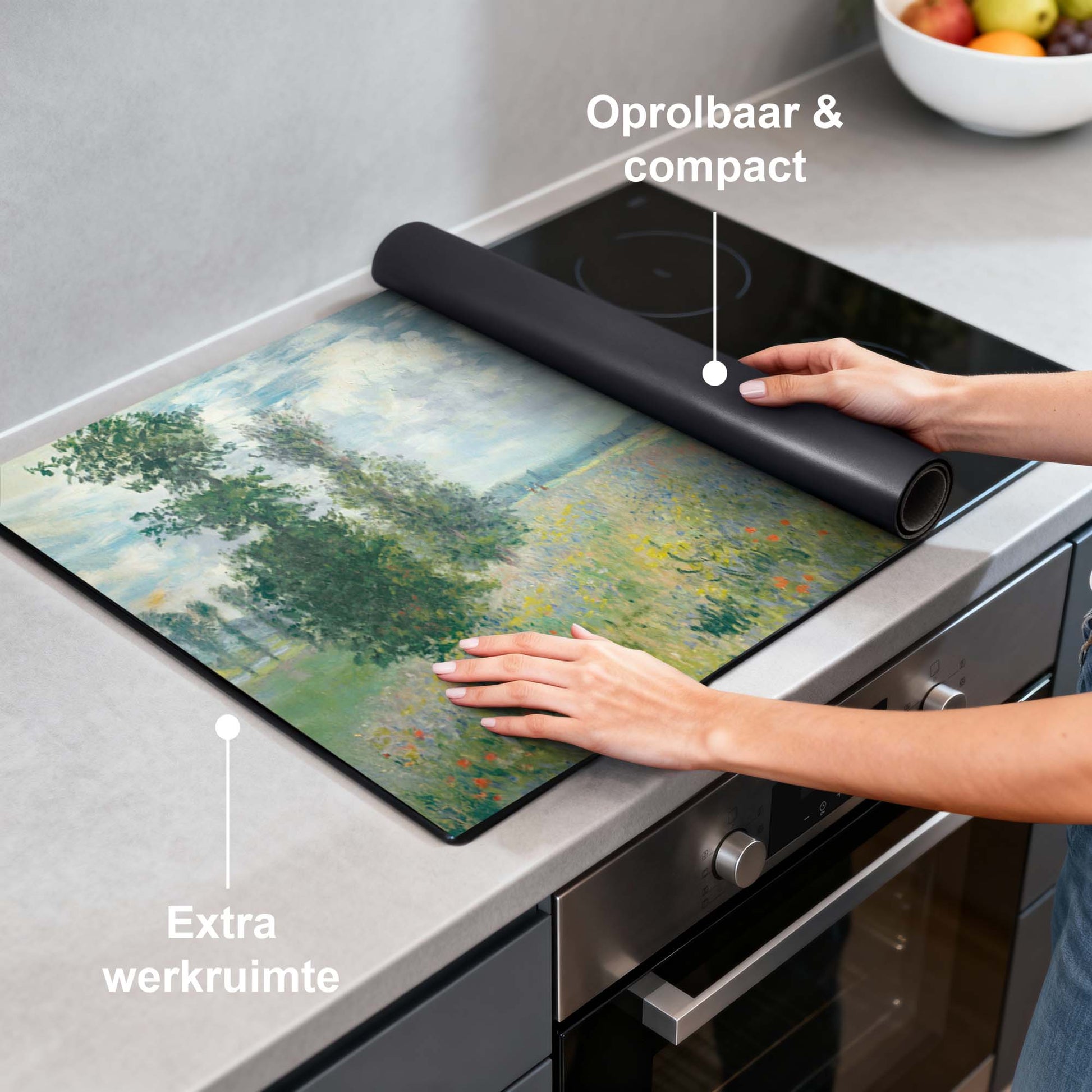 Poppy Field - Herdabdeckplatte mit farbenfrohem Blumendesign auf einem Induktionskochfeld, zusätzliche Arbeitsfläche in der Küche.