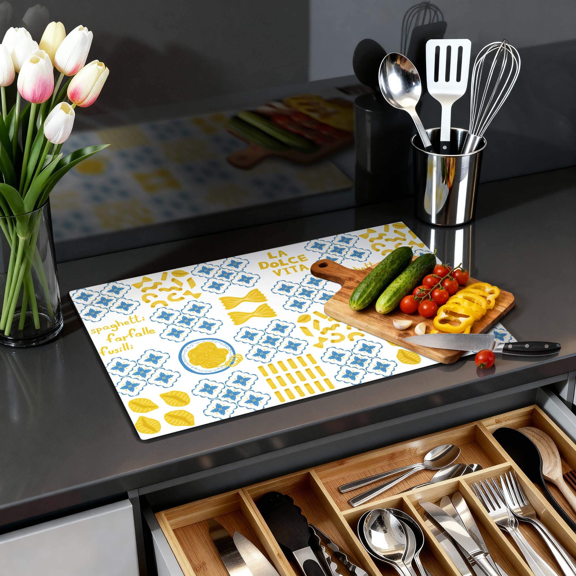 Pasta Tiles - Herdabdeckplatte mit klassischen Kachelmotiven und Nudelformen, ideal für den Schutz und den Stil der Küche.
