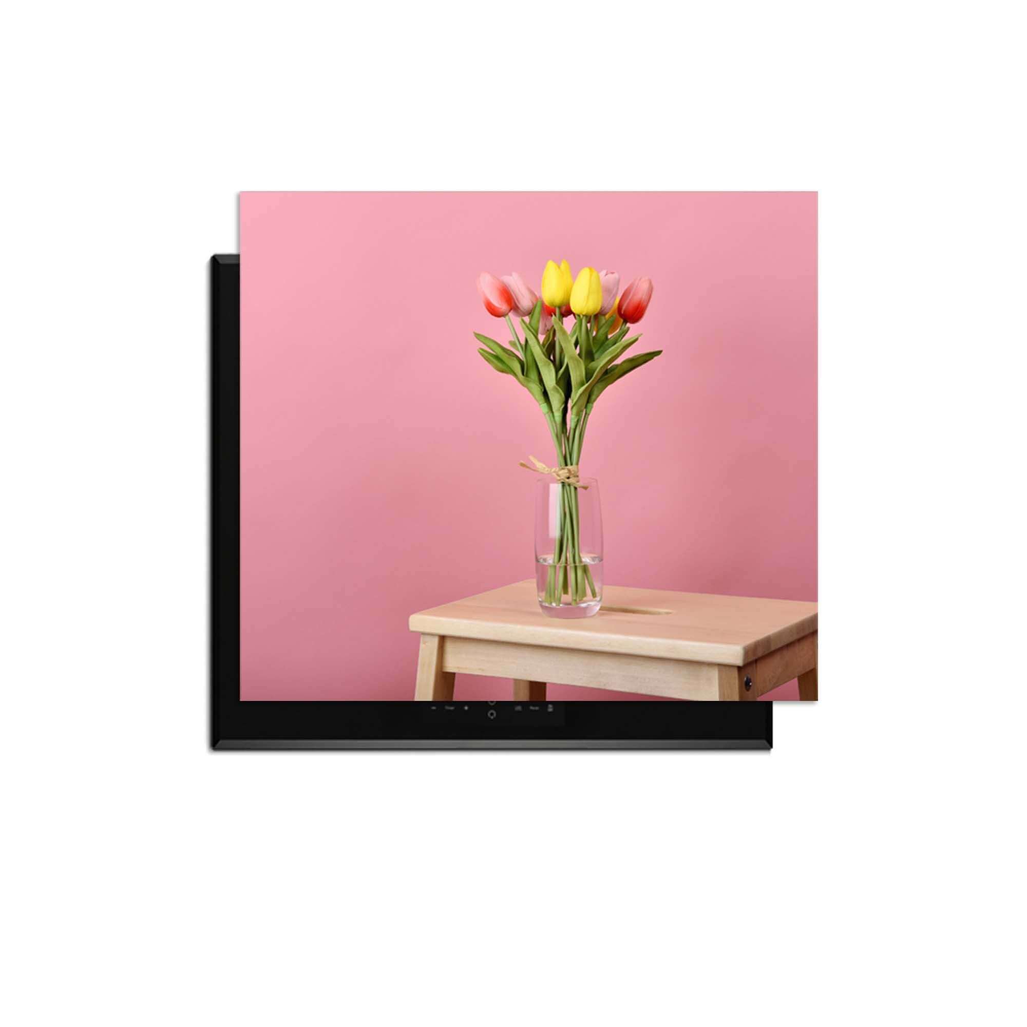 Pastellfarbener Frühling - Induktionswächter mit einer Vase voller Tulpen auf einem Holztisch vor einem rosa Hintergrund.