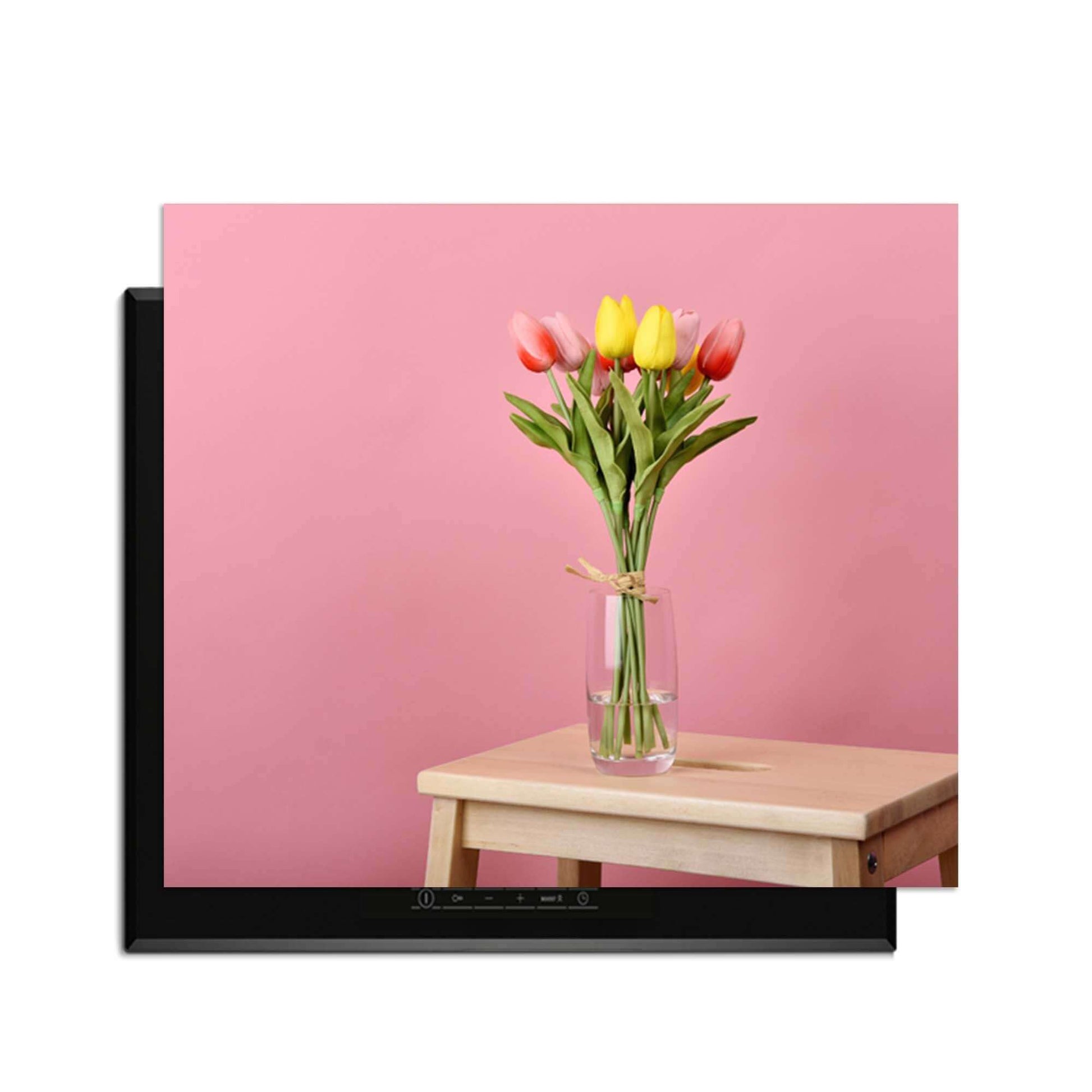 Pastellfarbener Frühling - Herdabdeckplatte mit Blumen auf einem Tisch für ein farbenfrohes Küchenstyling.