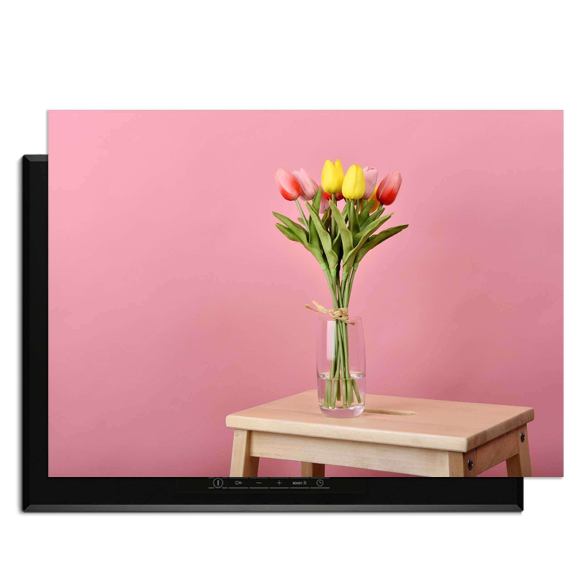 Pastellfarbener Frühling - Herdabdeckplatte mit coolem Look, Eleganz und einem Strauß bunter Tulpen.
