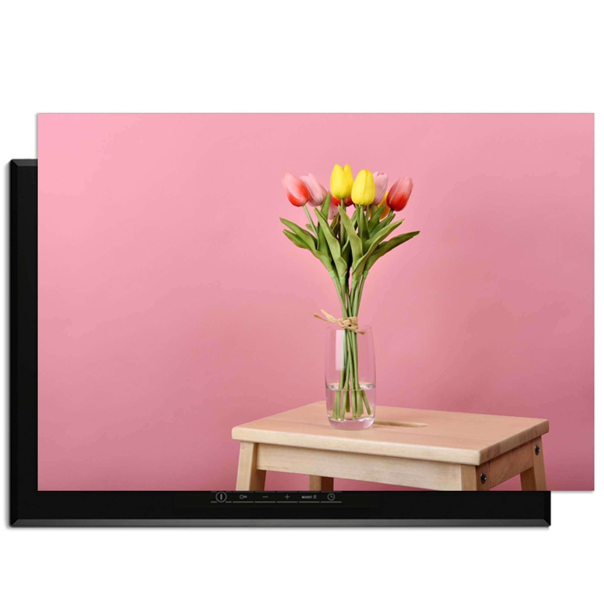 Pastellfarbener Frühling - Induktionswächter mit einer Blumenvase auf einem Holztisch mit rosa Hintergrund.