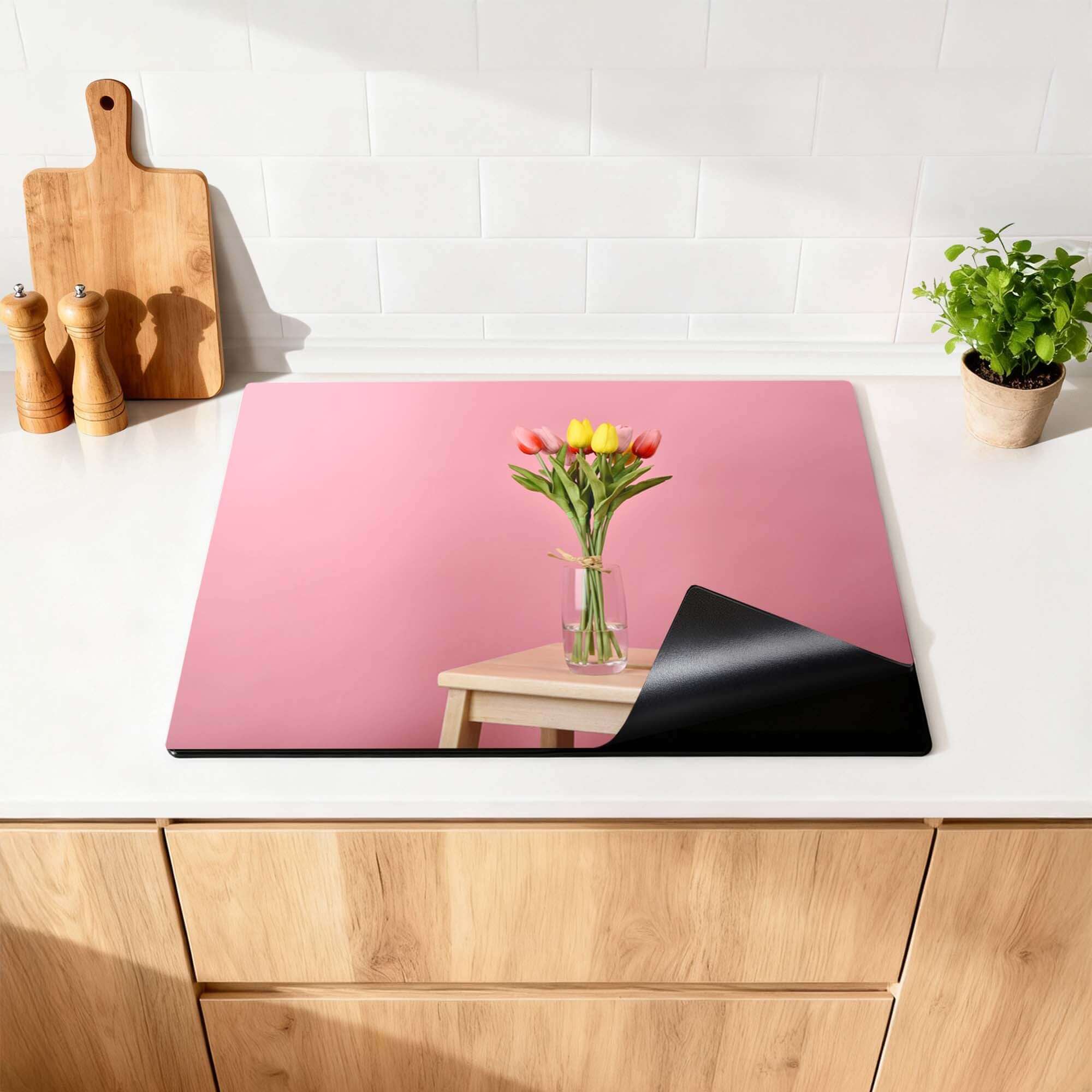 Pastellfarbener Frühling - Herdabdeckplatte mit Blumen auf rosa Hintergrund zum Schutz der Küche.