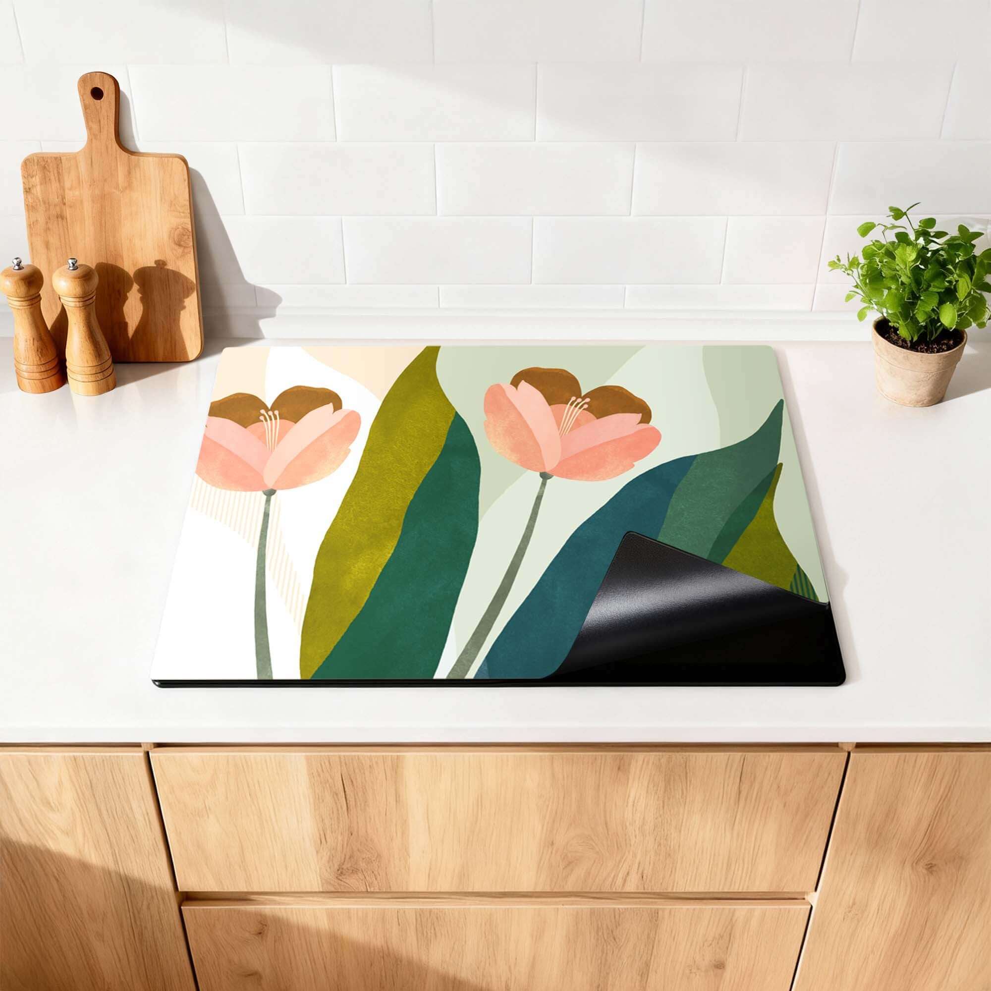 Peach Blooms - Herdabdeckplatte mit pfirsichfarbenen Blumen und grünen Blättern auf der Küchenarbeitsplatte