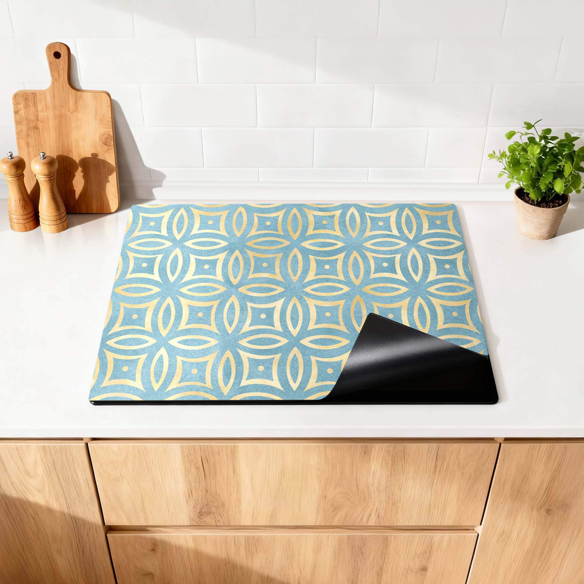 Petal Illusion Blue - Herdabdeckplatte mit blauem und goldenem Blumenmuster, stilvoller Schutz für Induktionskochfelder in der Küche.