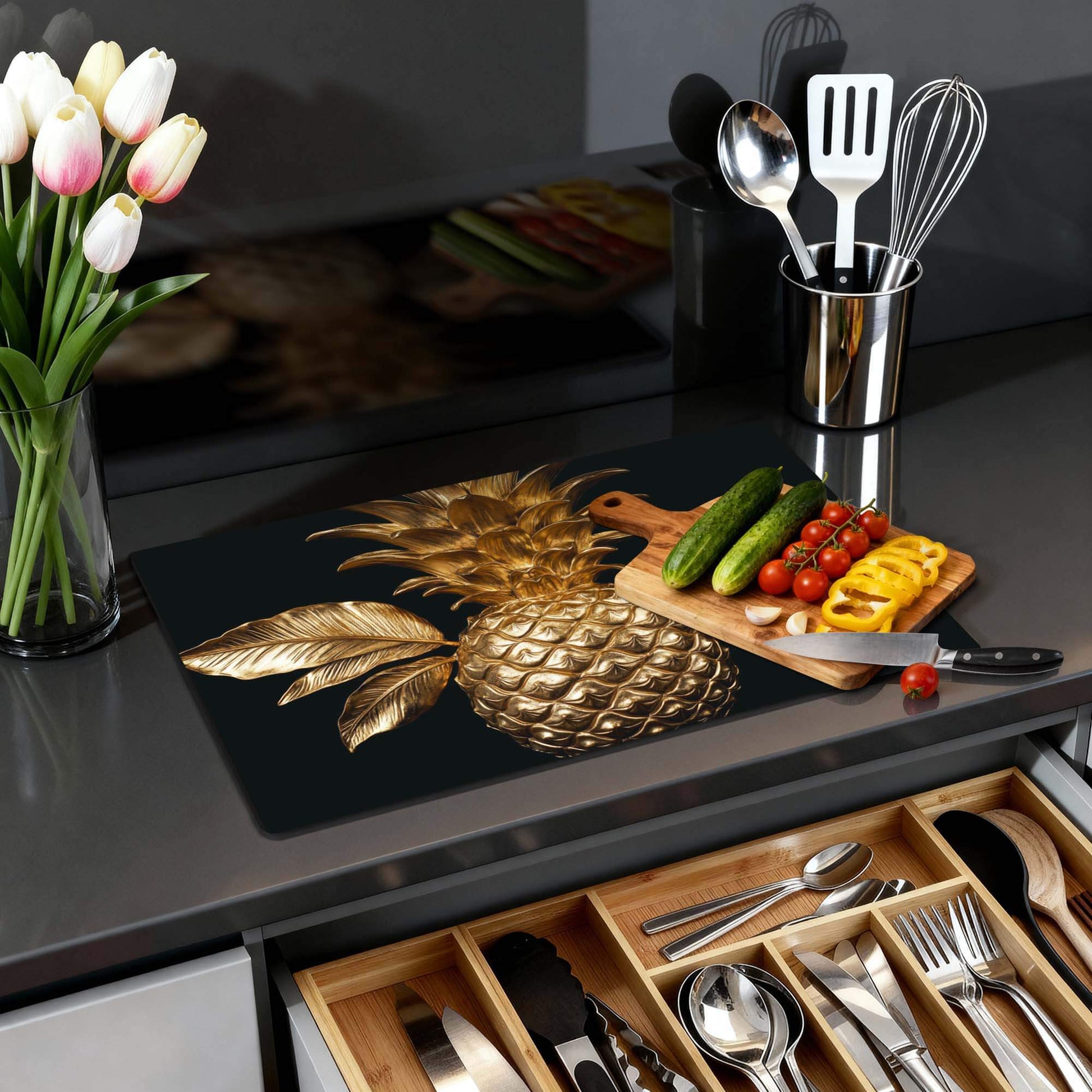 Pine Luxe - Herdabdeckplatte auf einer Küchenarbeitsplatte mit Ananas und Gemüse.