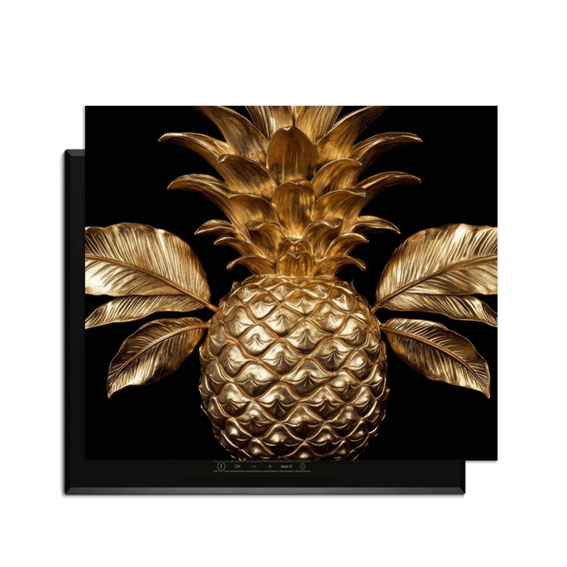 Pine Luxe - Herdabdeckplatte mit goldenem Ananasdesign auf einem Induktionskochfeld, elegant und funktionell.