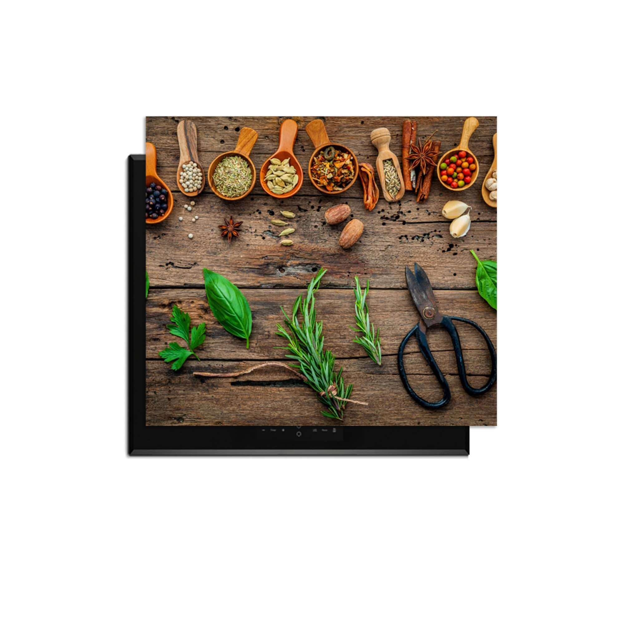 Roots & Recipes - Herdabdeckplatte mit Kräutern und Gewürzen auf dem Holztisch.