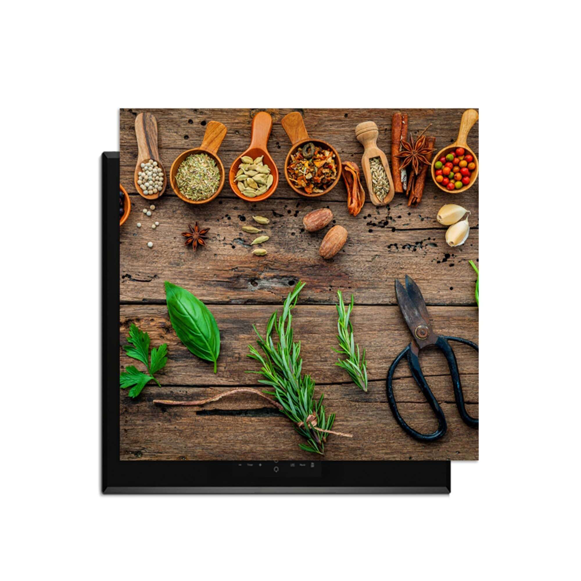 Roots & Recipes - Herdabdeckplatte mit Kräutern und Gewürzen auf einem Holztisch.