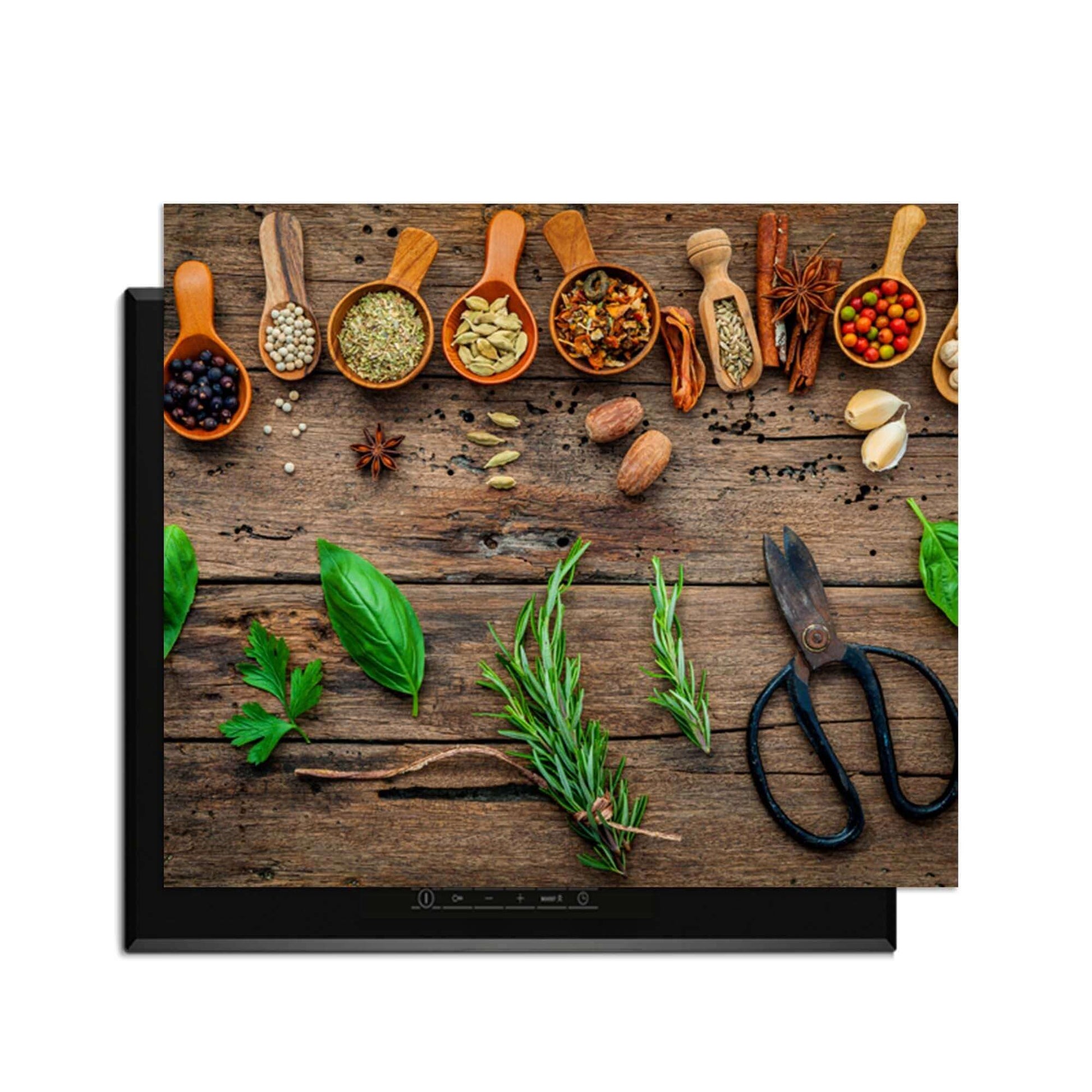 Roots & Recipes - Herdabdeckplatte mit Kräutern und Gewürzen auf einem Holzsockel.