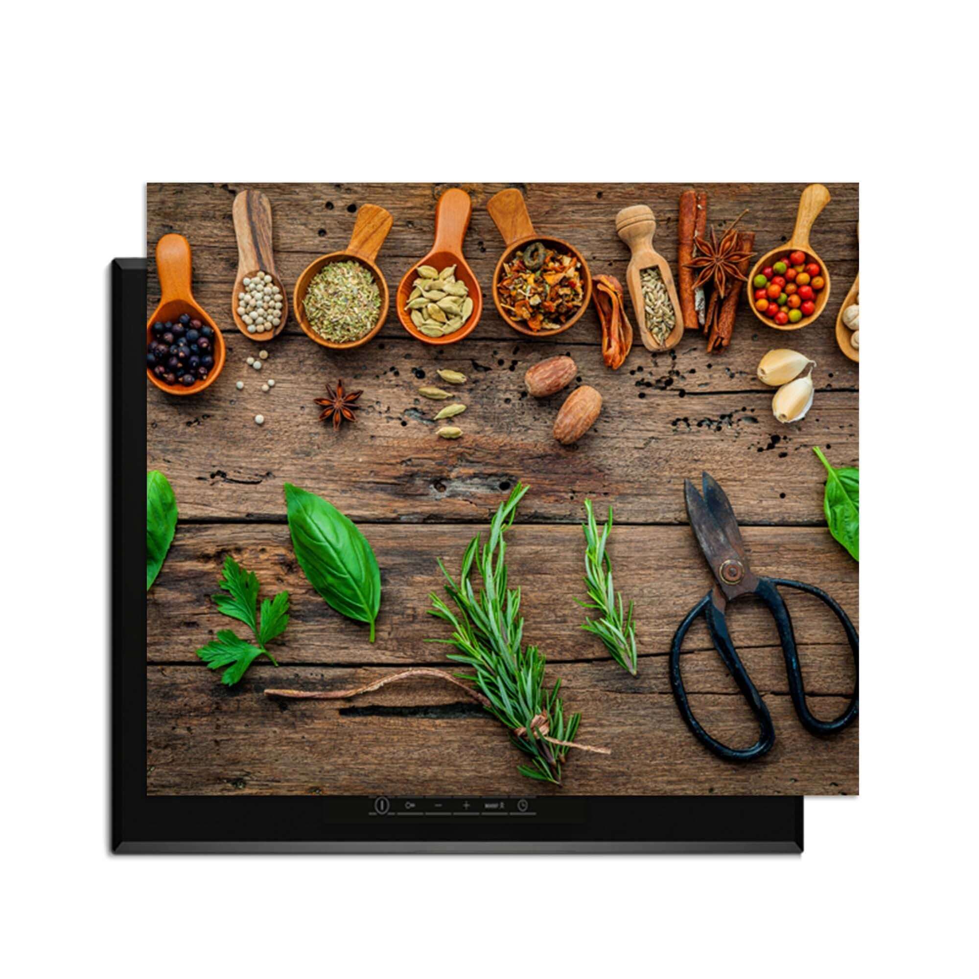 Roots & Recipes - Herdabdeckplatte mit Kräutern und Gewürzen auf einem Holzsockel.