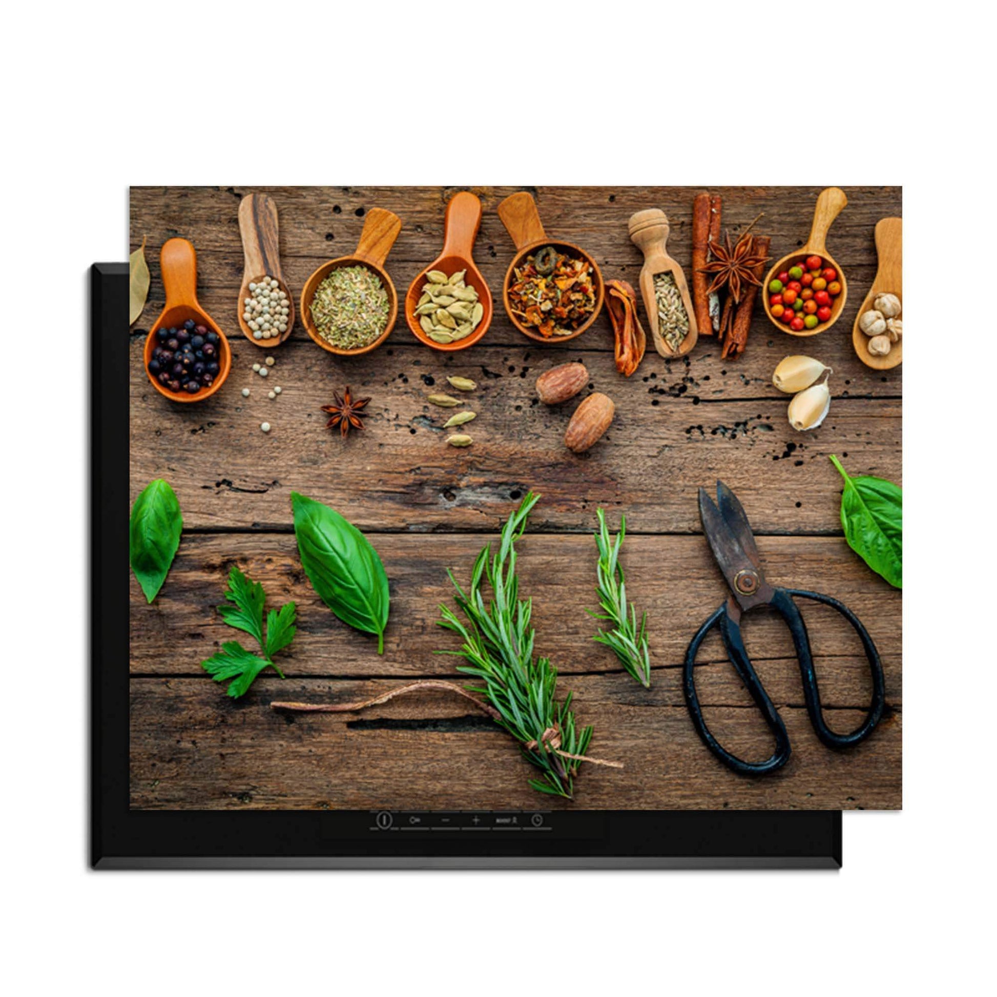 Roots & Recipes - Herdabdeckplatte mit Kräutern und Gewürzen auf einem Holztisch.