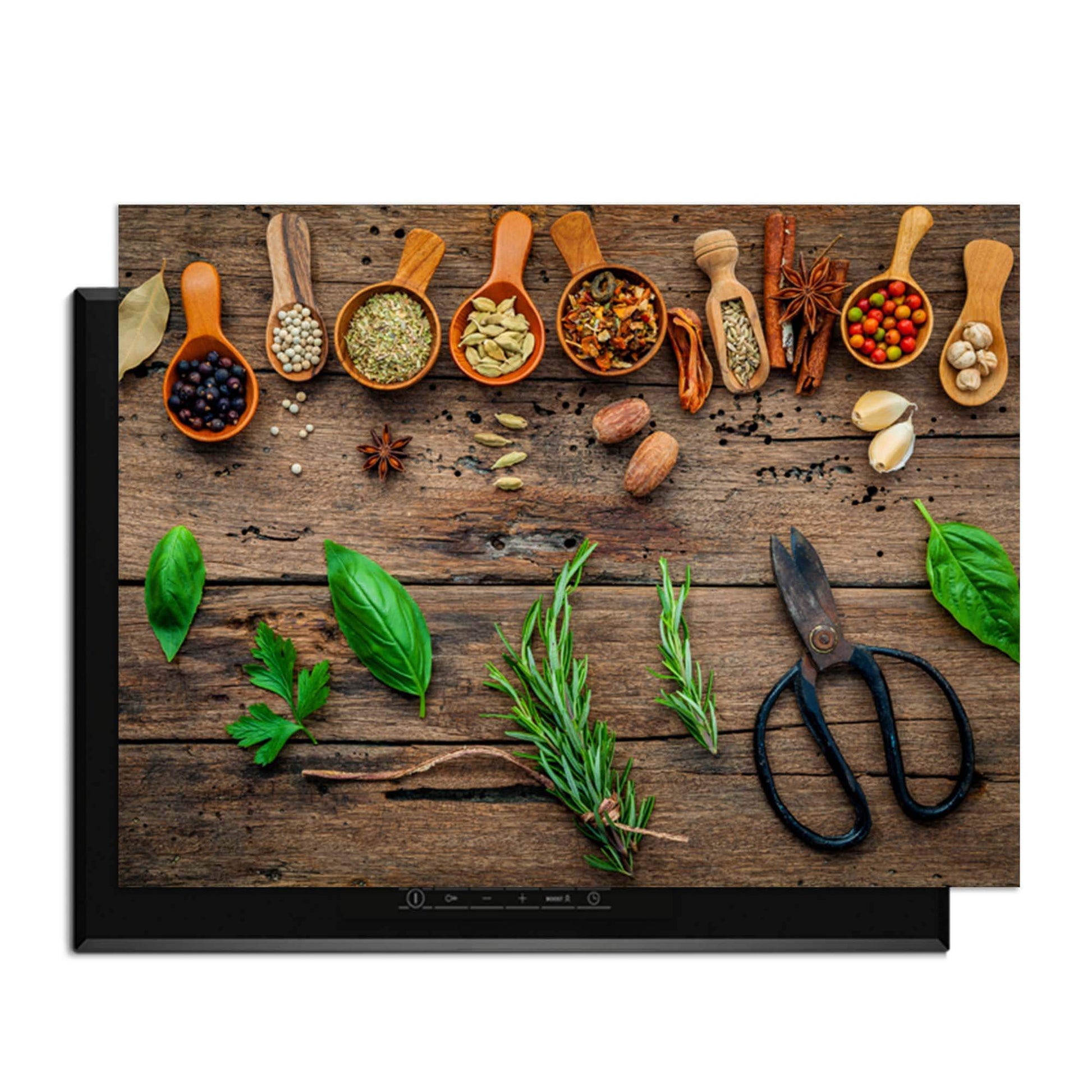 Roots & Recipes - Herdabdeckplatte mit Kräutern und Gewürzen auf einem Holzsockel.