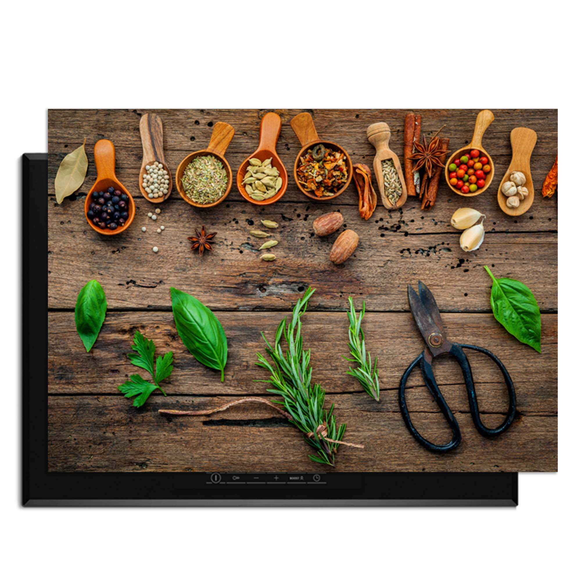 Roots & Recipes - Herdabdeckplatte mit Kräutern und Gewürzen auf einem Holztisch.