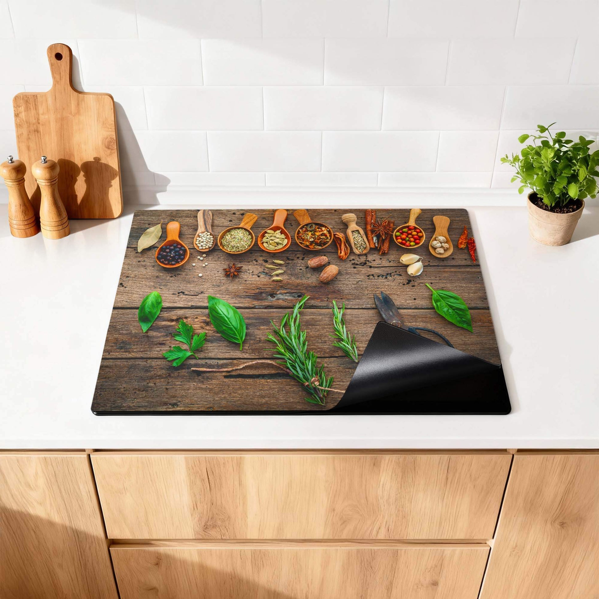 Roots & Recipes - Herdabdeckplatte mit Kräutern und Gewürzen auf einer Holzoberfläche.