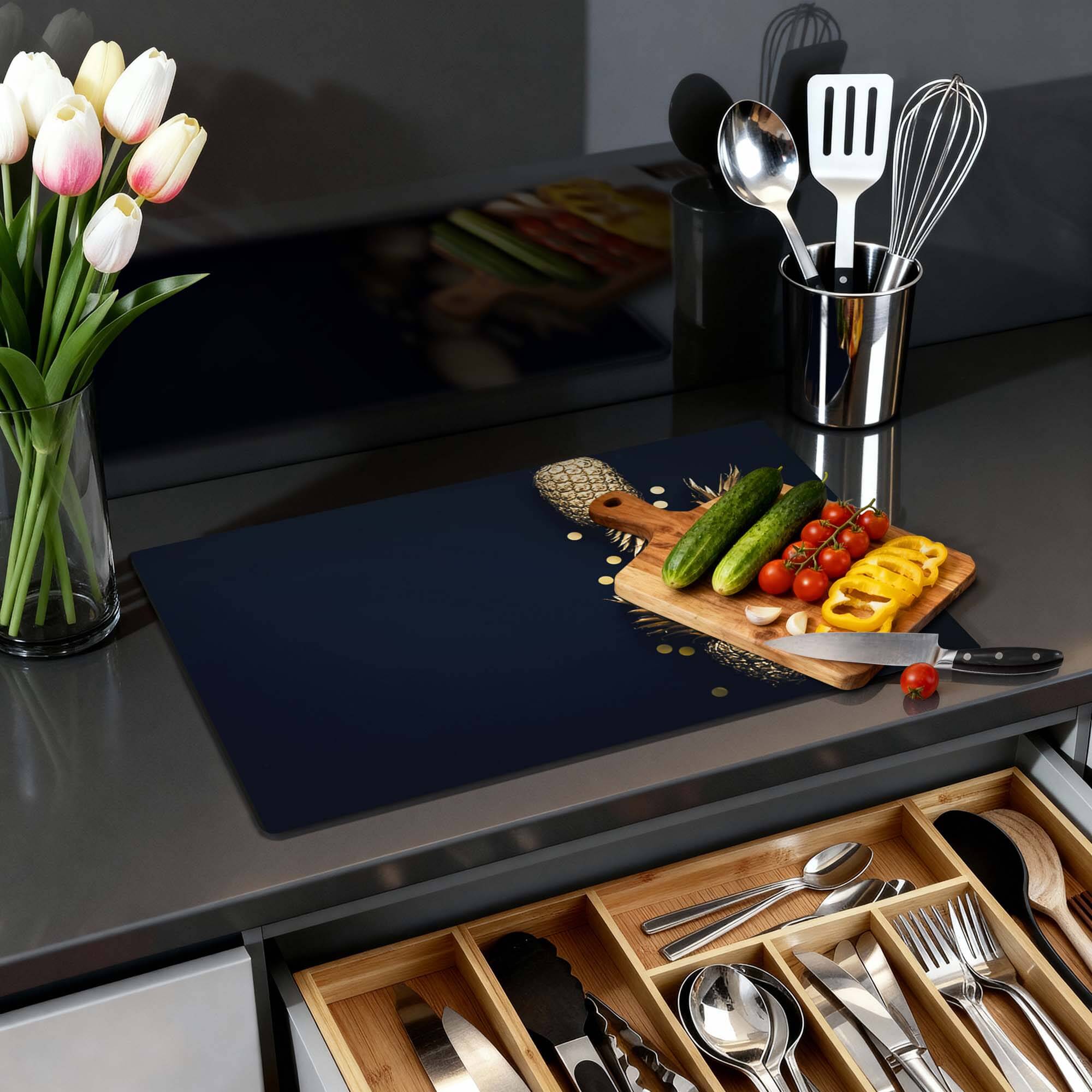 Royal Tropic - Herdabdeckplatte auf einer modernen Arbeitsplatte mit Gemüse und Blumen.