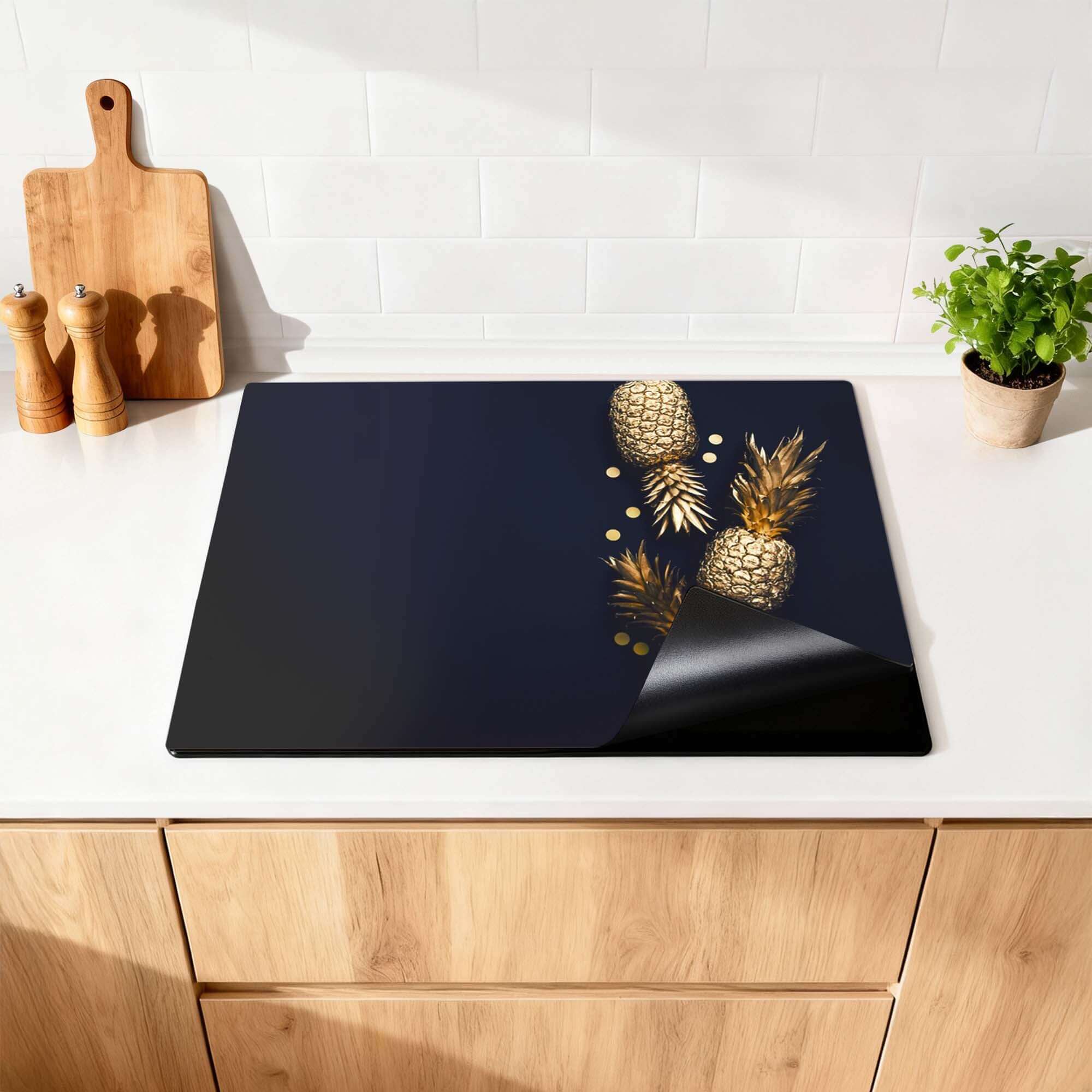 Royal Tropic - Herdabdeckplatte mit attraktivem Ananasdesign auf einer modernen Küchenarbeitsplatte.