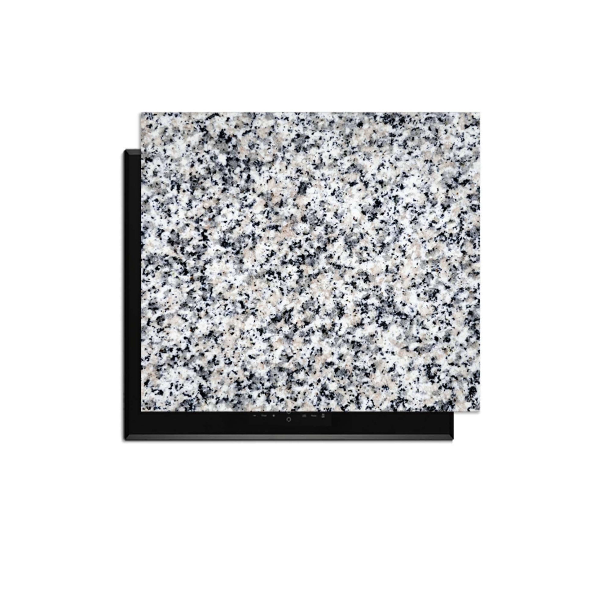 Classic Granite - Herdabdeckplatte auf dem Induktionskochfeld, elegant und funktionell.