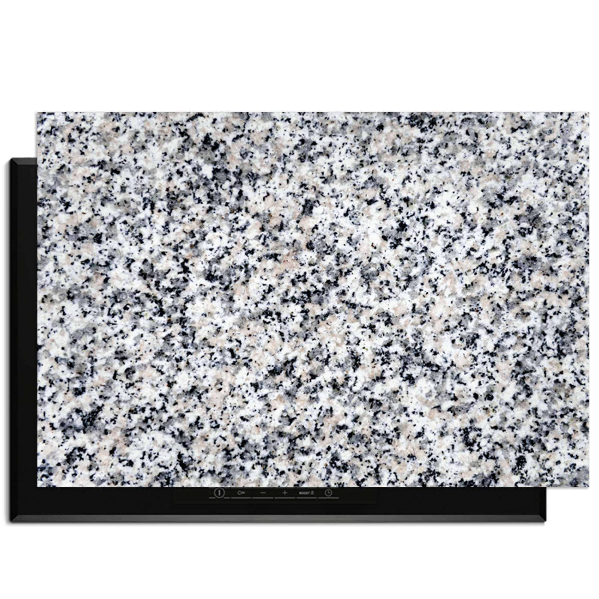Classic Granite - Herdabdeckplatte auf einem Induktionskochfeld, mit einer eleganten Granitoberfläche und Schutz.