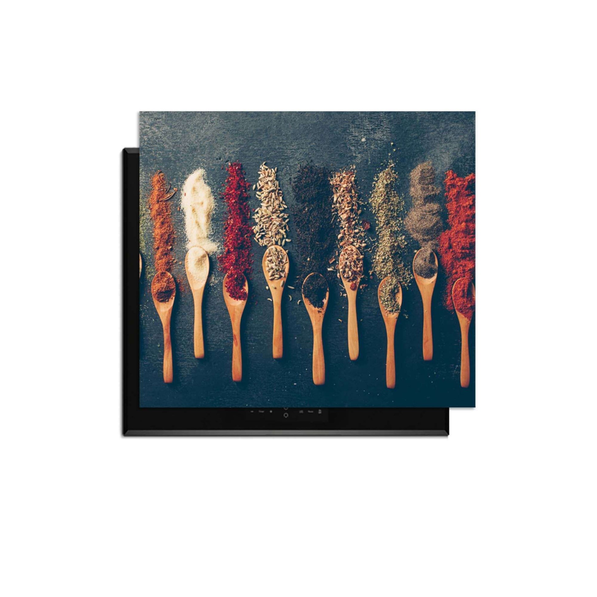 Rustic Flavors - Herdabdeckplatte mit einer stilvollen Präsentation von Gewürzen in Holzlöffeln.