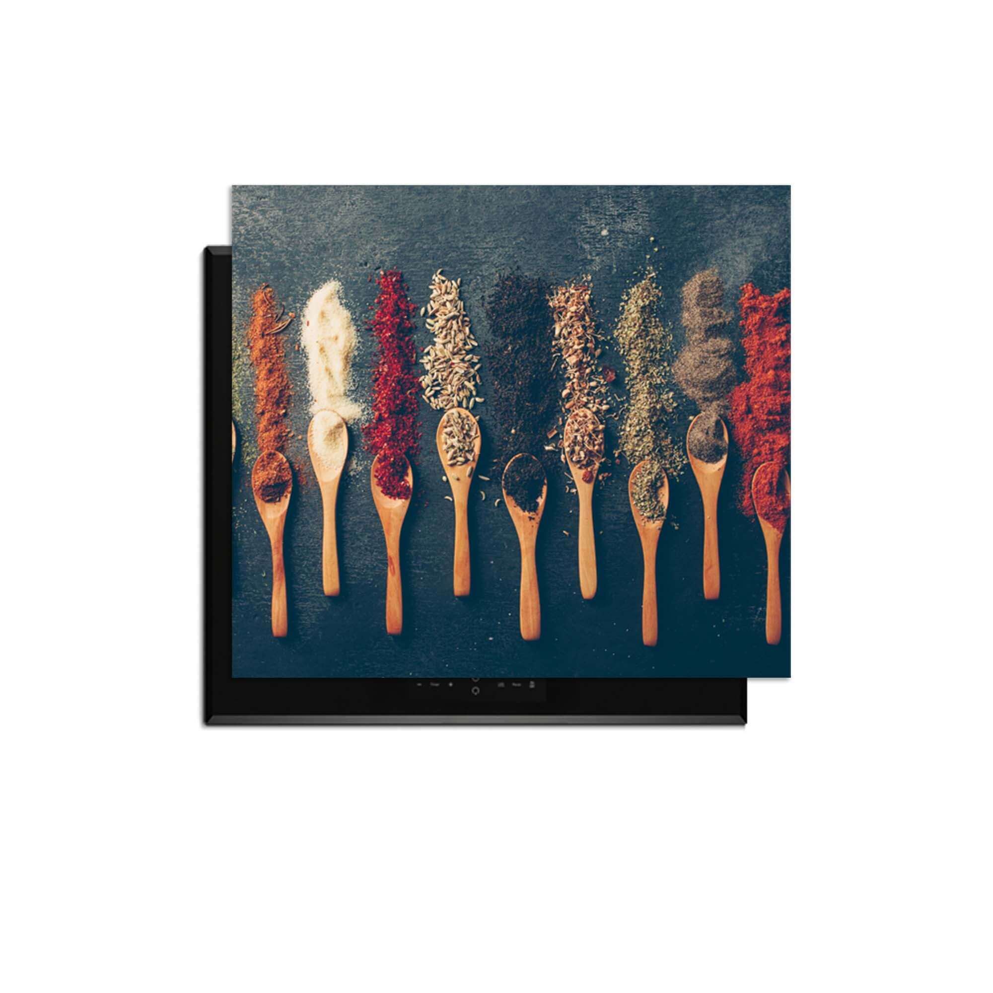 Rustic Flavors - Herdabdeckplatte mit einer stilvollen Präsentation von Gewürzen in Holzlöffeln.