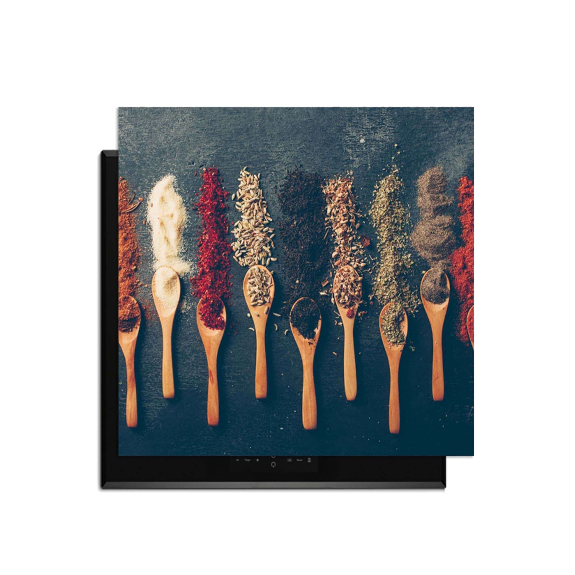 Rustic Flavors - Herdabdeckplatte mit einer Auswahl an Kräutern und Gewürzen auf Holzlöffeln.