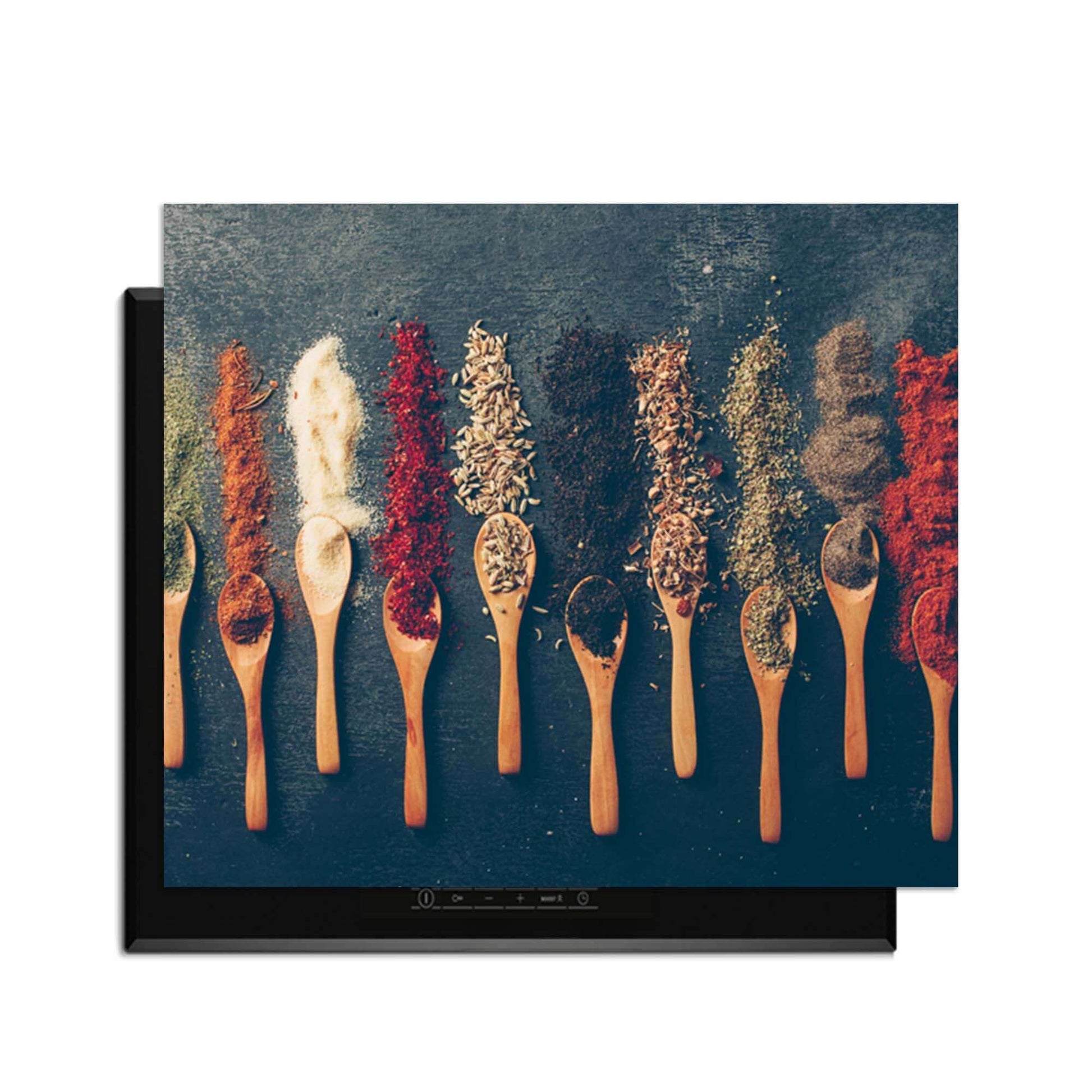 Rustic Flavors - Herdabdeckplatte mit einer Sammlung von Kräutern auf einem Holzlöffel.