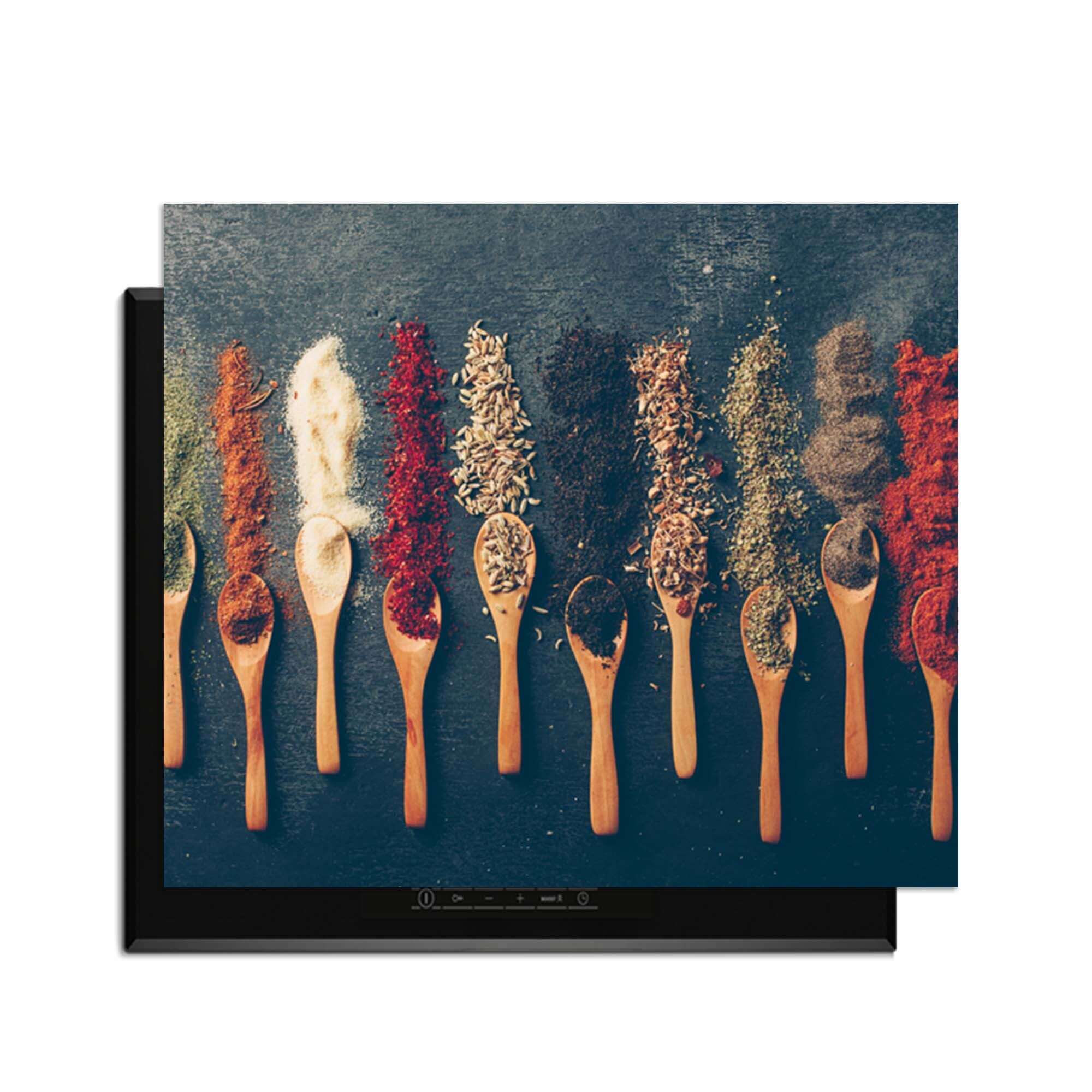 Rustic Flavors - Herdabdeckplatte mit einer Sammlung von Kräutern auf einem Holzlöffel.