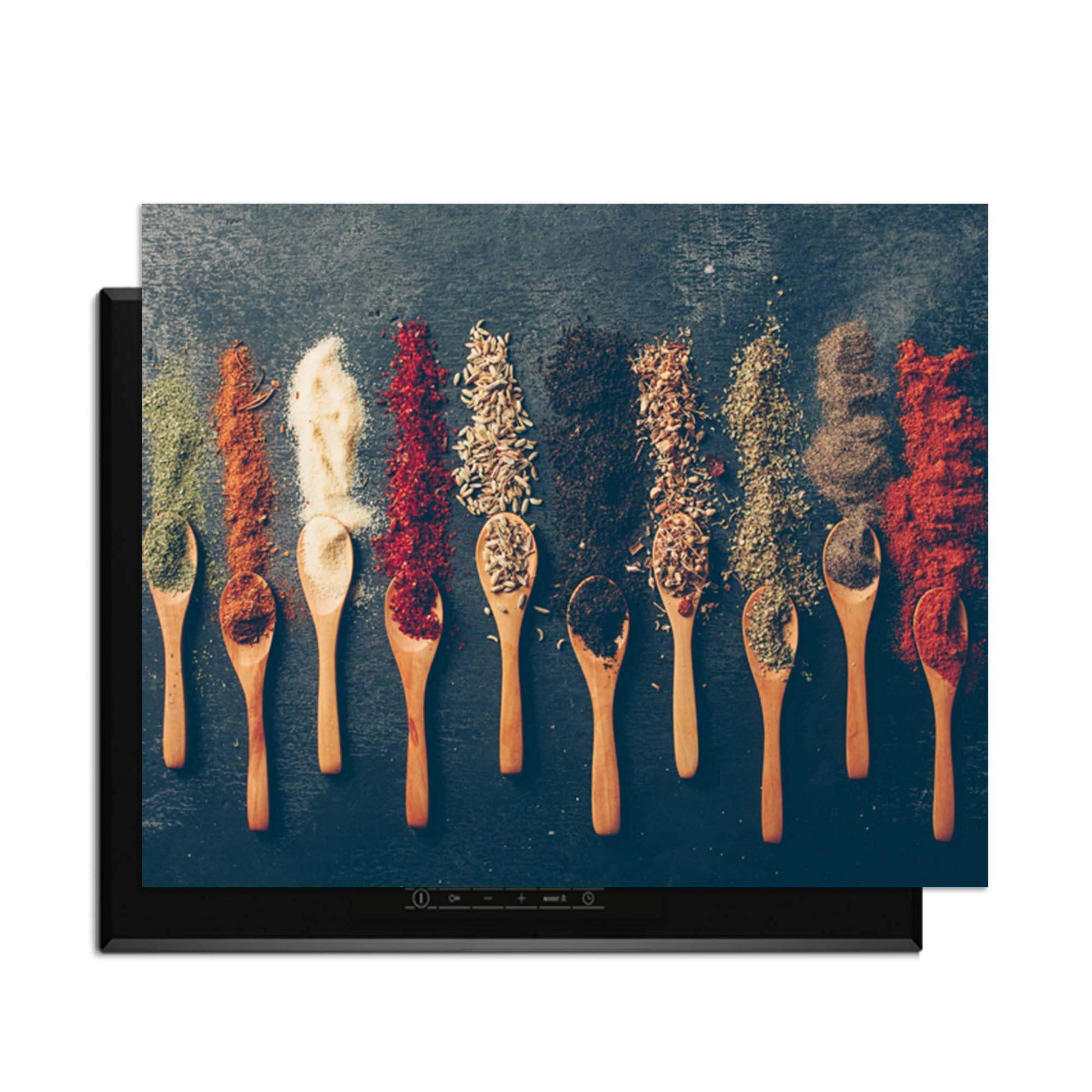 Rustic Flavors - Herdabdeckplatte mit einem stilvollen Hintergrund aus Gewürzen auf Holzlöffeln