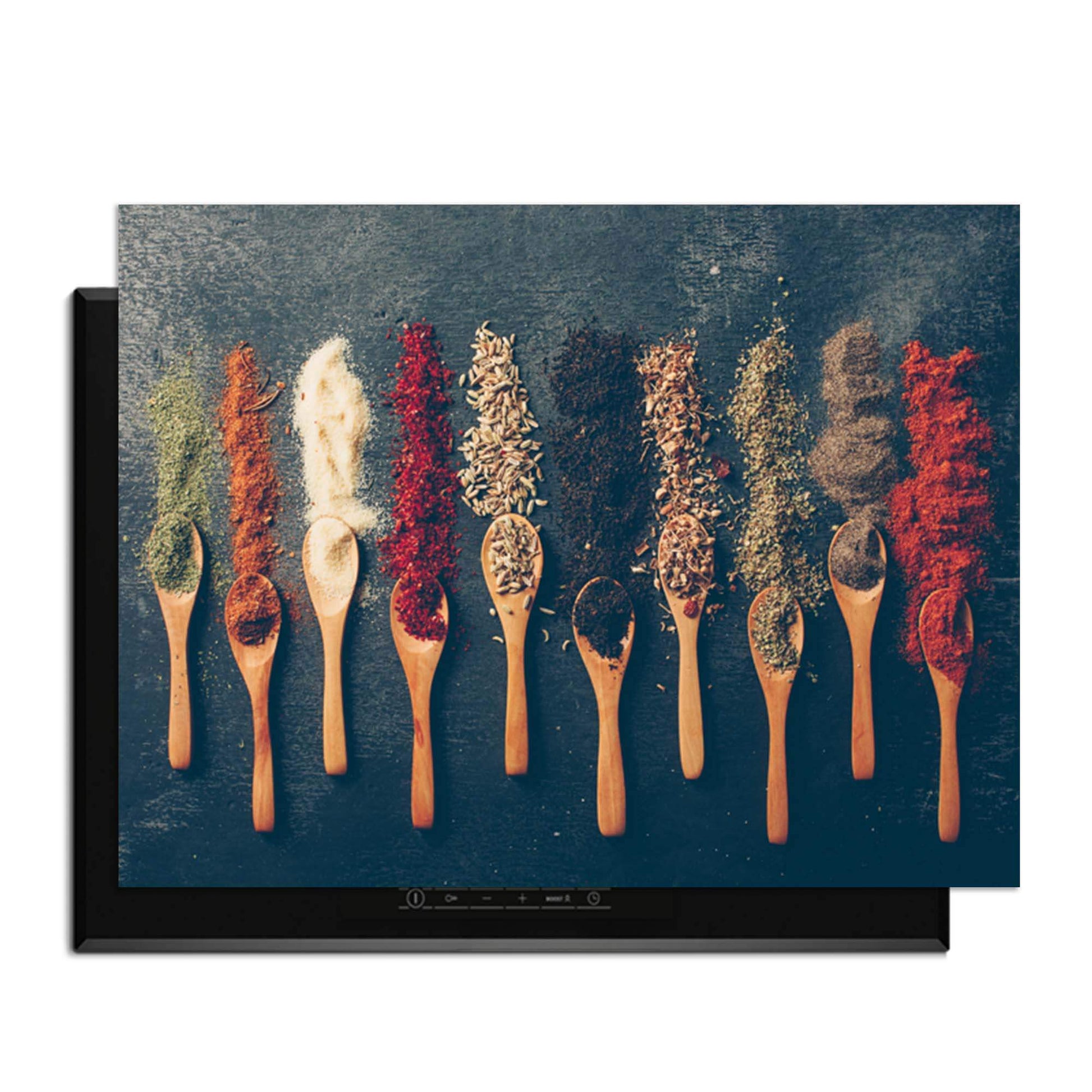 Rustikale Aromen - Herdabdeckplatte mit einem Hintergrund aus verschiedenen Kräutern auf Holz