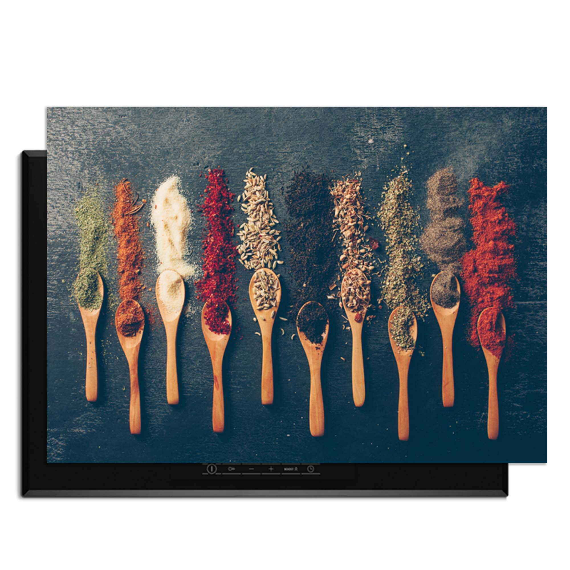 Rustic Flavors - Herdabdeckplatte mit einer dekorativen Präsentation von verschiedenen Gewürzen auf Holzlöffeln.