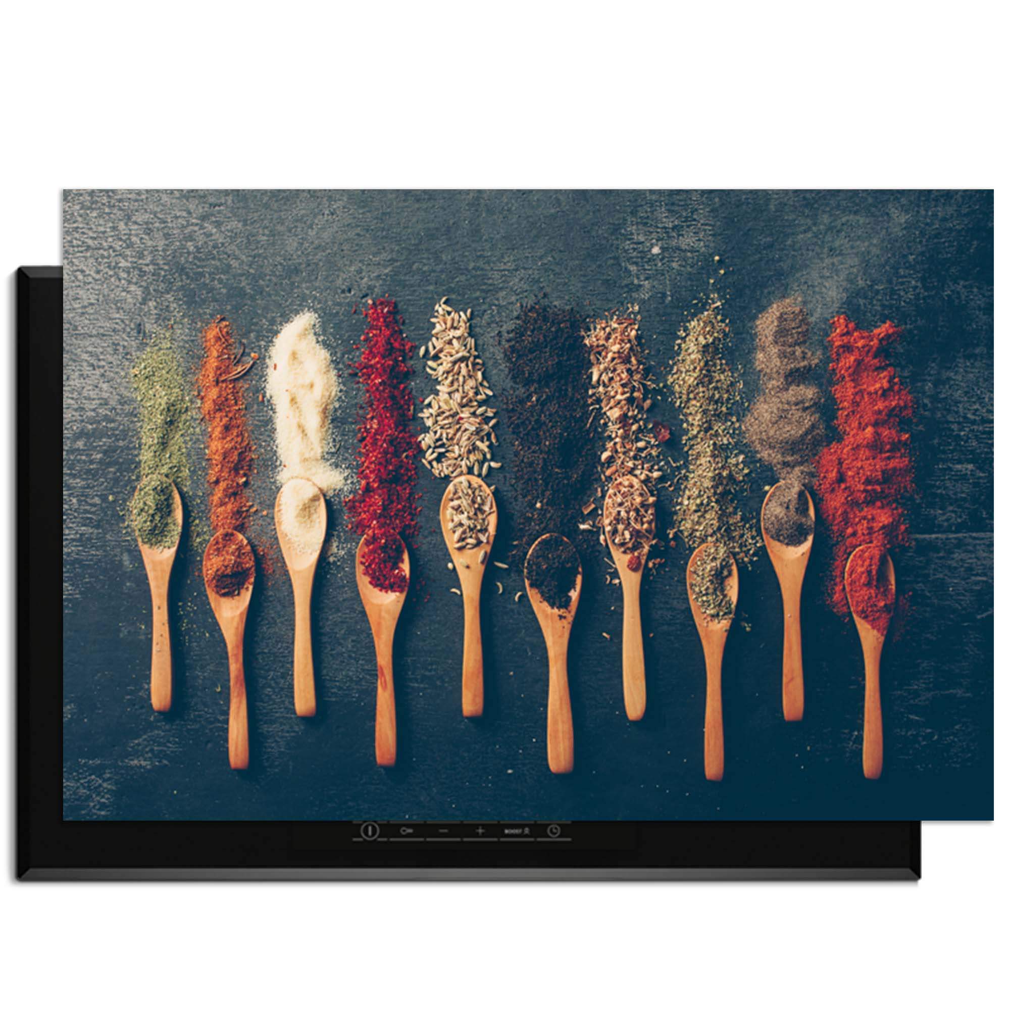 Rustic Flavors - Herdabdeckplatte mit Gewürzen auf Holzlöffeln auf einem Induktionskochfeld.