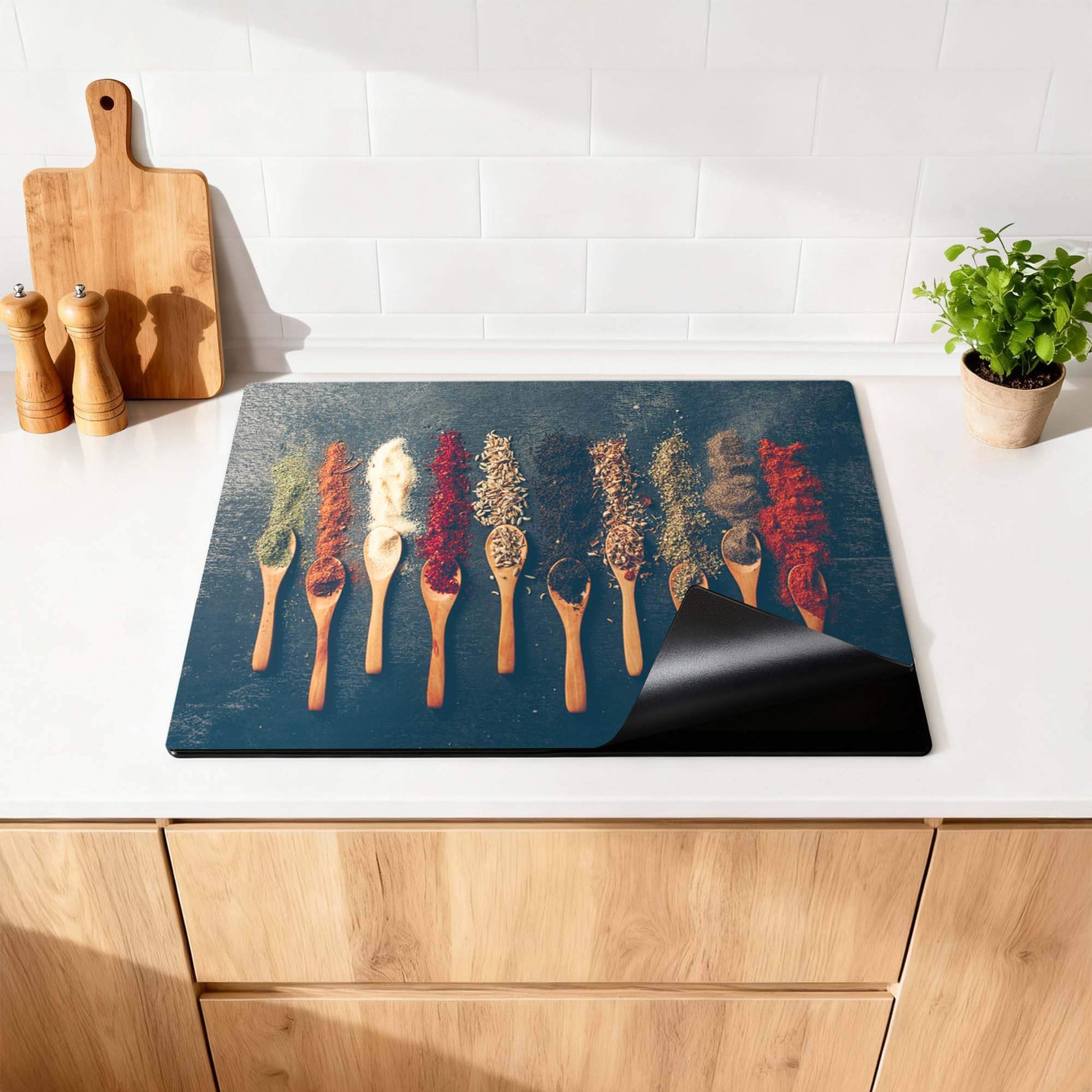 Rustic Flavors - Herdabdeckplatte mit Holzlöffelset und Kräutern auf der Küchenarbeitsplatte