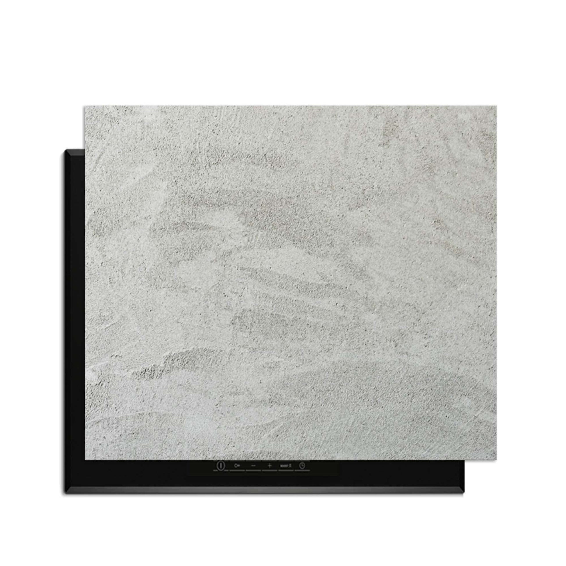 Soft Concrete Finish - Herdabdeckplatte auf einem Induktionskochfeld mit moderner Optik.
