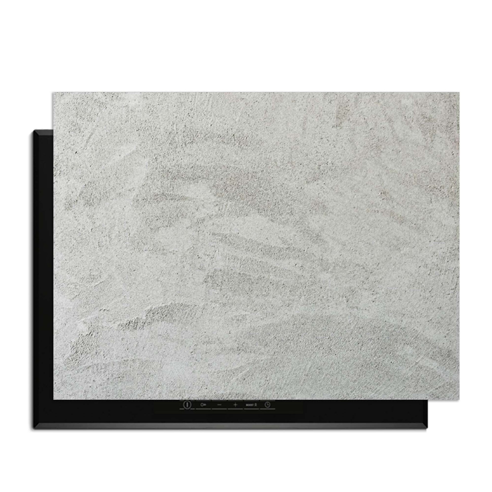 Soft Concrete Finish - Herdabdeckplatte auf einem Induktionskochfeld mit modernem Look.