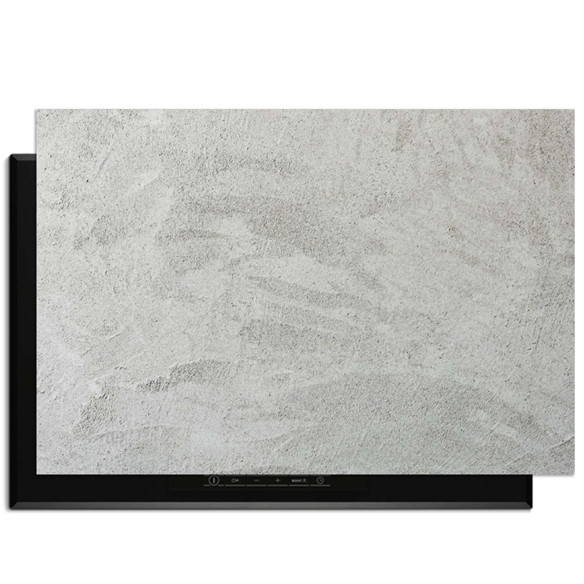 Herdabdeckplatte mit weichem Beton-Look auf dem Kochfeld